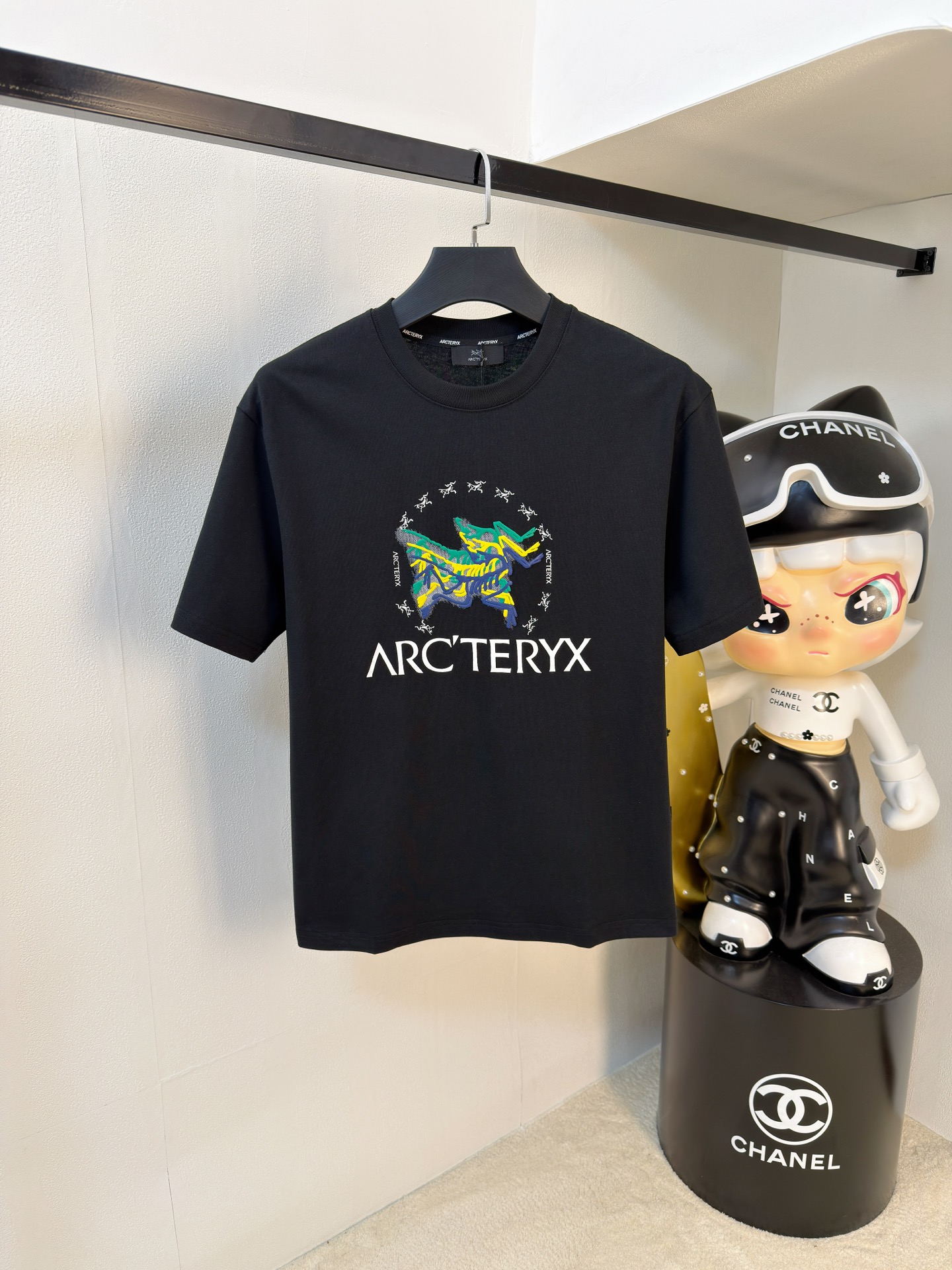 NO:761574,Arc'teryx 2026 new summer short-sleeved T-shirt, the exclusive first release of the personalized art series on the entire network. The versatile details are perfectly processed and the pure cotton fabric is very exquisite. The original fabric is the same high version as the Internet celebrity star. The high quality feels very comfortable, fashionable and personalized. It is a super versatile and good-looking one for men and women. The color is black and white. The size is M-3XL, arc'teryx, T-shirt, tees, t-shirt,19860909始祖鸟2026夏季新款短袖T恤,个性艺术系列全网独家首发 百搭款细节处理完美纯棉面料十分精致 原版面料 网红明星同款高版本 高品质手感非常舒服 时尚又个性 超级百搭好看的一款男女同款颜色黑、白 码数M-3XL,arc'teryx,T-shirt,tees，t-shirt,,Men's clothing