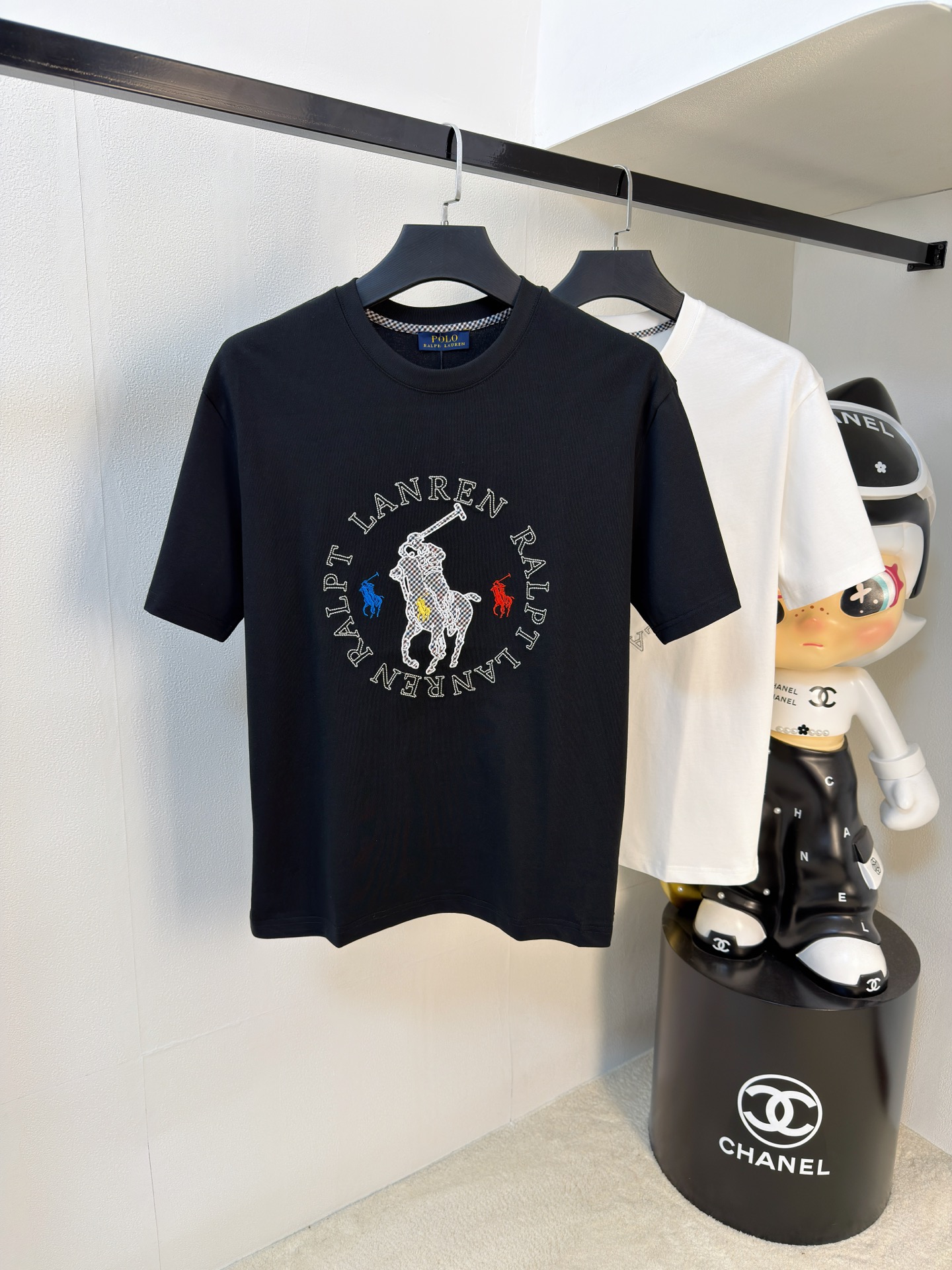 NO:761619,polo2026 new summer short-sleeved T-shirt, the exclusive debut of the personalized art series on the entire network. The versatile details are perfectly processed and the pure cotton fabric is very exquisite. The original fabric is the same high version as the Internet celebrity star. The high quality feels very comfortable, fashionable and personalized. It is a super versatile and good-looking one for men and women. The color is black and white. The size is M-3XL, T-shirt, tees, t-shirt,19860909polo2026夏季新款短袖T恤,个性艺术系列全网独家首发 百搭款细节处理完美纯棉面料十分精致 原版面料 网红明星同款高版本 高品质手感非常舒服 时尚又个性 超级百搭好看的一款男女同款颜色黑、白 码数M-3XL,,T-shirt,tees，t-shirt,,Men's clothing