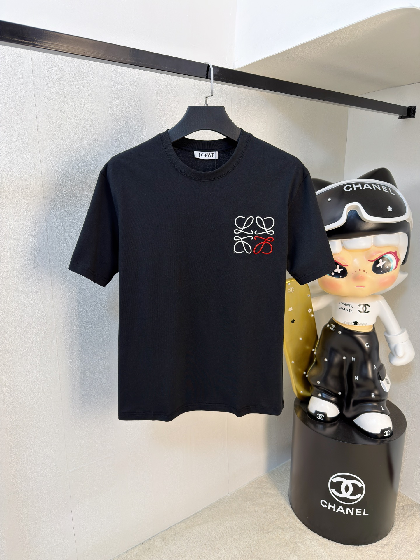 NO:761614,Loewe's 2026 new summer short-sleeved T-shirt, the exclusive debut of the personalized art series on the entire network. The versatile details are perfectly processed and the pure cotton fabric is very exquisite. The original fabric is the same high version as the Internet celebrity star. The high-quality feel is very comfortable, fashionable and personalized. It is a super versatile and good-looking one for men and women. The color is black and white. The size is M-3XL, loewe, T-shirt, tees, t-shirt,19860909罗意威2026夏季新款短袖T恤,个性艺术系列全网独家首发 百搭款细节处理完美纯棉面料十分精致 原版面料 网红明星同款高版本 高品质手感非常舒服 时尚又个性 超级百搭好看的一款男女同款颜色黑、白 码数M-3XL,,loewe,T-shirt,tees，t-shirt,,Men's clothing