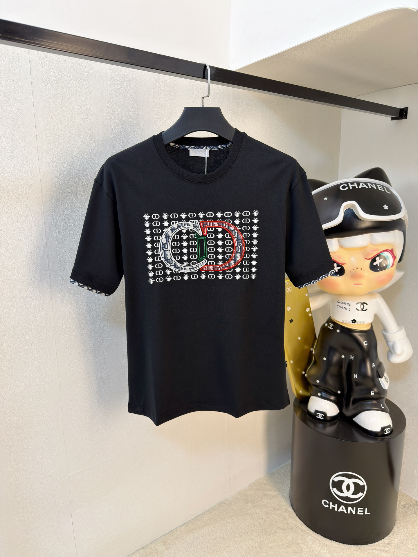 NO:761609,Dior's 2026 new summer short-sleeved T-shirt, the exclusive debut of the personalized art series on the entire network. The versatile details are perfectly processed and the pure cotton fabric is very exquisite. The original fabric is the same high version as the Internet celebrity star. The high-quality feel is very comfortable, fashionable and personalized. It is a super versatile and good-looking one for men and women. The color is black and white. The size is M-3XL, dior, T-shirt, tees, t-shirt,19860909迪奥2026夏季新款短袖T恤,个性艺术系列全网独家首发 百搭款细节处理完美纯棉面料十分精致 原版面料 网红明星同款高版本 高品质手感非常舒服 时尚又个性 超级百搭好看的一款男女同款颜色黑、白 码数M-3XL,,dior,T-shirt,tees，t-shirt,,Men's clothing