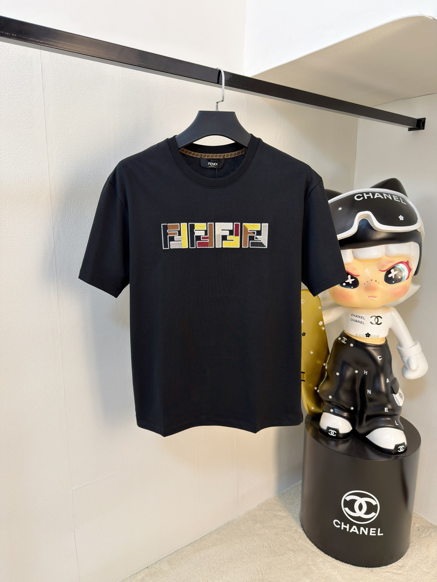 NO:761604,Fendi's 2026 new summer short-sleeved T-shirt, the exclusive debut of the personalized art series on the entire network. The versatile details are perfectly processed and the pure cotton fabric is very exquisite. The original fabric is the same high version as the Internet celebrity star. The high-quality feel is very comfortable, fashionable and personalized. It is super versatile and good-looking. The color is black and white for men and women. Size M-3XL,,fendi, T-shirt, tees, t-shirt,19860909芬迪2026夏季新款短袖T恤,个性艺术系列全网独家首发 百搭款细节处理完美纯棉面料十分精致 原版面料 网红明星同款高版本 高品质手感非常舒服 时尚又个性 超级百搭好看的一款男女同款颜色黑、白 码数M-3XL,,fendi,T-shirt,tees，t-shirt,,Men's clothing