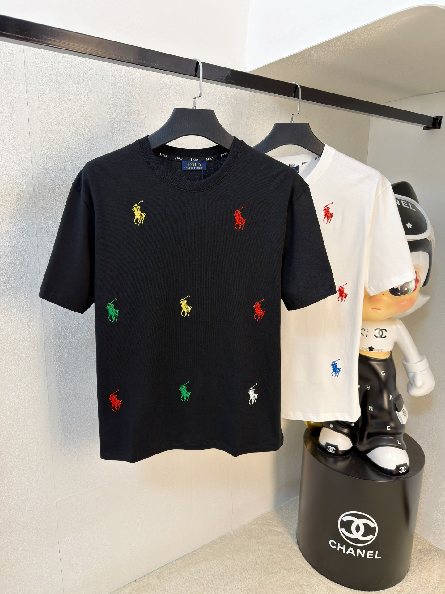 NO:761594,polo2026 new summer short-sleeved T-shirt, the exclusive debut of the personalized art series on the entire network. The versatile details are perfectly processed and the pure cotton fabric is very exquisite. The original fabric is the same high version as the Internet celebrity star. The high quality feels very comfortable, fashionable and personalized. It is a super versatile and good-looking one for men and women. The color is black and white. The size is M-3XL, T-shirt, tees, t-shirt,19860909polo2026夏季新款短袖T恤,个性艺术系列全网独家首发 百搭款细节处理完美纯棉面料十分精致 原版面料 网红明星同款高版本 高品质手感非常舒服 时尚又个性 超级百搭好看的一款男女同款颜色黑、白 码数M-3XL,,T-shirt,tees，t-shirt,,Men's clothing