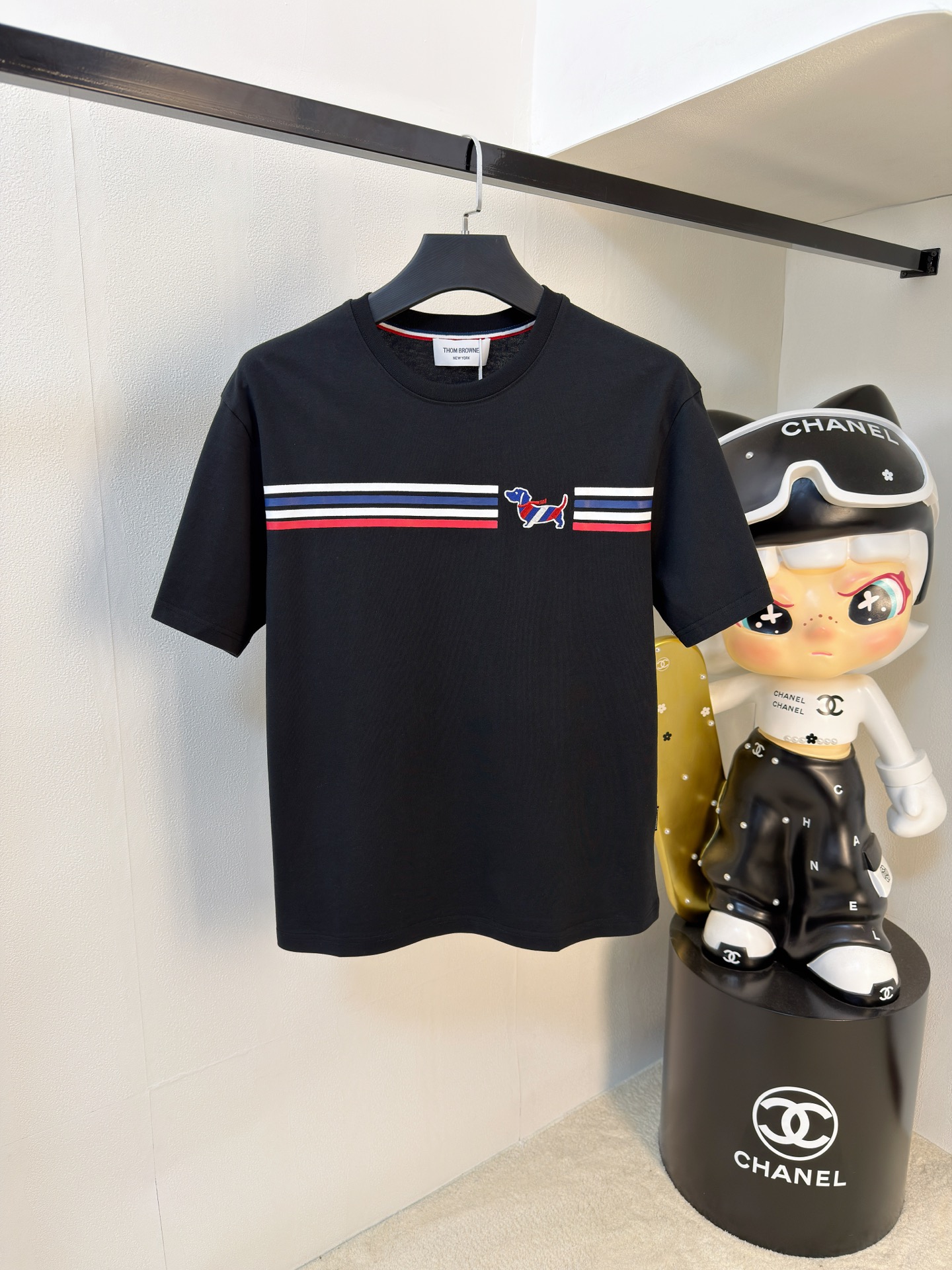 NO:761599,TB2026 new summer short-sleeved T-shirt, the exclusive debut of the personalized art series on the entire network. The versatile style has perfect details. The pure cotton fabric is very exquisite. The original fabric is the same high version as the Internet celebrity star. The high-quality feel is very comfortable, fashionable and personalized. It is a super versatile and good-looking one for men and women. The color is black and white. The size is M-3XL, T-shirt, tees, t-shirt,19860909TB2026夏季新款短袖T恤,个性艺术系列全网独家首发 百搭款细节处理完美纯棉面料十分精致 原版面料 网红明星同款高版本 高品质手感非常舒服 时尚又个性 超级百搭好看的一款男女同款颜色黑、白 码数M-3XL,,T-shirt,tees，t-shirt,,Men's clothing