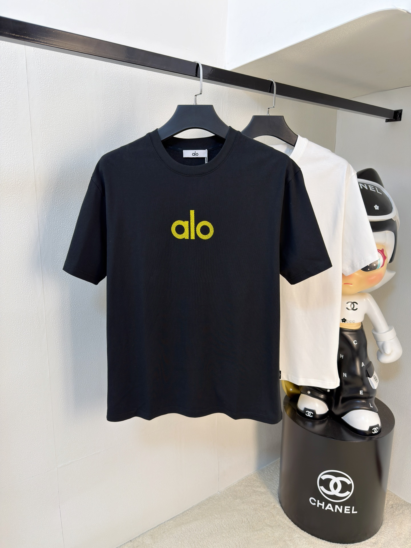 NO:761589,alo2026 new summer short-sleeved T-shirt, the exclusive first release of the personalized art series on the entire network. The versatile details are perfectly processed and the pure cotton fabric is very exquisite. The original fabric is the same high version as the Internet celebrity star. The high quality feels very comfortable, fashionable and personalized. It is a super versatile and good-looking one for men and women. The color is black and white. The size is M-3XL, T-shirt, tees, t-shirt,19860909alo2026夏季新款短袖T恤,个性艺术系列全网独家首发 百搭款细节处理完美纯棉面料十分精致 原版面料 网红明星同款高版本 高品质手感非常舒服 时尚又个性 超级百搭好看的一款男女同款颜色黑、白 码数M-3XL,,T-shirt,tees，t-shirt,,Men's clothing