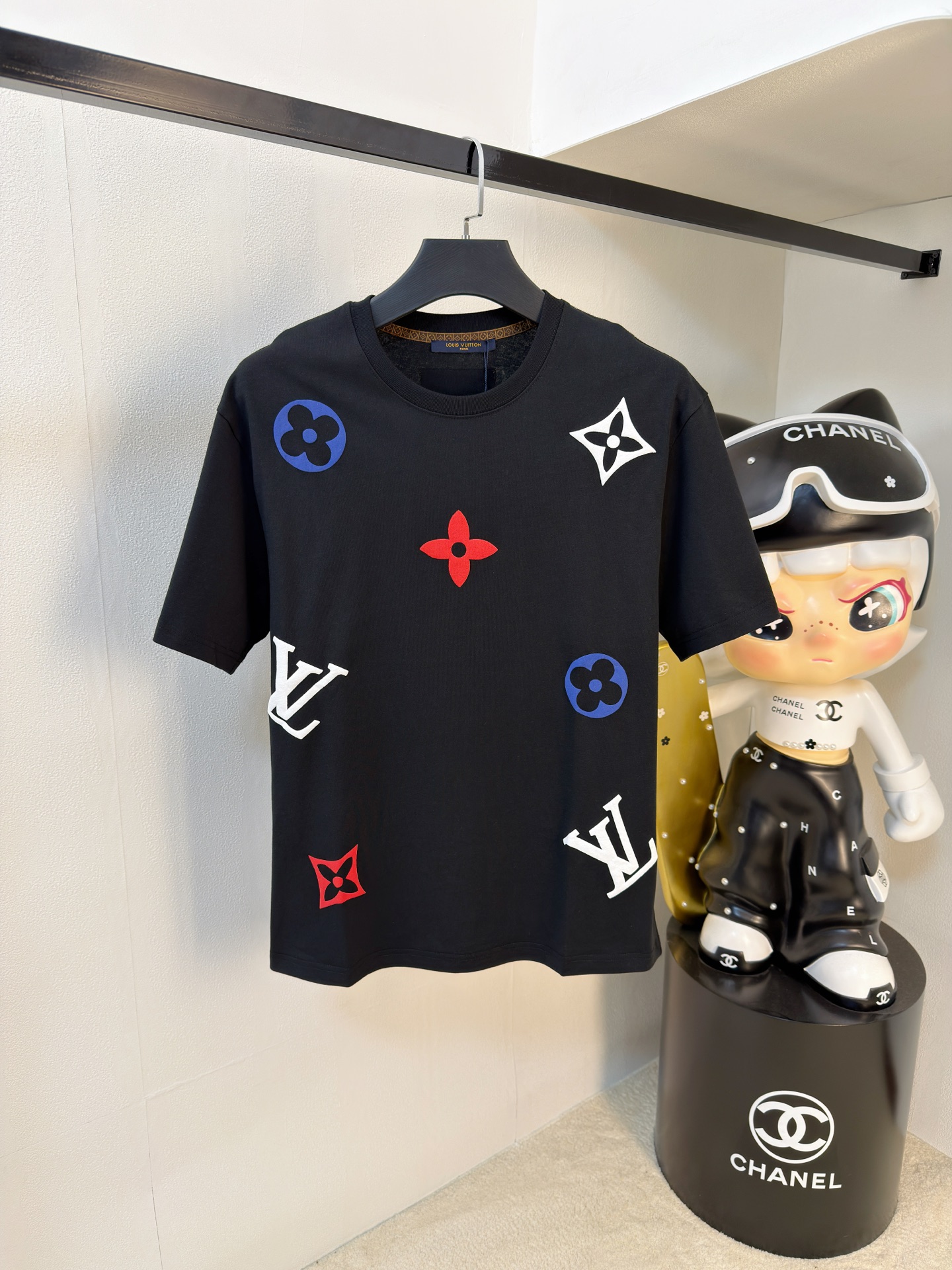 NO:761584,LV2026 new summer short-sleeved T-shirt, the exclusive debut of the personalized art series on the entire network. The versatile details are perfectly processed and the pure cotton fabric is very exquisite. The original fabric is the same high version as the Internet celebrity star. The high-quality feel is very comfortable, fashionable and personalized. It is a super versatile and good-looking one for men and women. The color is black and white. The size is M-3XL, Louis Vuitton, T-shirt, tees, t-shirt,19860909LV2026夏季新款短袖T恤,个性艺术系列全网独家首发 百搭款细节处理完美纯棉面料十分精致 原版面料 网红明星同款高版本 高品质手感非常舒服 时尚又个性 超级百搭好看的一款男女同款颜色黑、白 码数M-3XL,,louis vuitton,T-shirt,tees，t-shirt,,Men's clothing