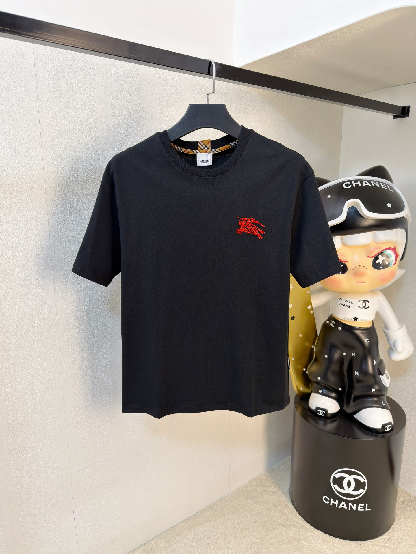 NO:761579,Burberry's 2026 new summer short-sleeved T-shirt, the exclusive debut of the personalized art series on the entire network. The versatile details are perfectly processed and the pure cotton fabric is very exquisite. The original fabric is the same high version as the Internet celebrity star. The high-quality feel is very comfortable, fashionable and personalized. It is a super versatile and good-looking one for men and women. The color is black and white. The size is M-3XL, burberry, T-shirt, tees, t-shirt,19860909巴宝莉2026夏季新款短袖T恤,个性艺术系列全网独家首发 百搭款细节处理完美纯棉面料十分精致 原版面料 网红明星同款高版本 高品质手感非常舒服 时尚又个性 超级百搭好看的一款男女同款颜色黑、白 码数M-3XL,,burberry,T-shirt,tees，t-shirt,,Men's clothing