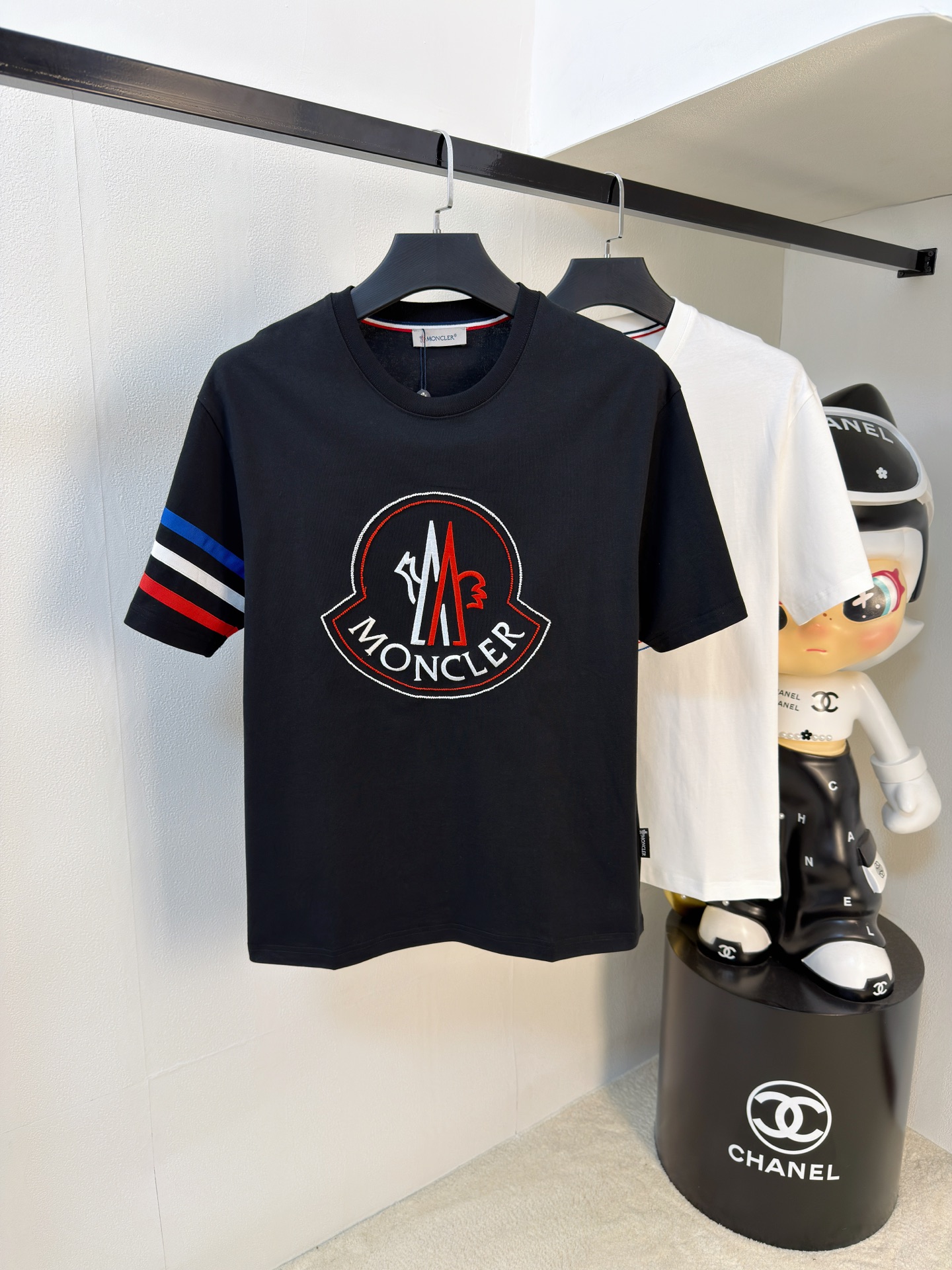 NO:761573,Mengkou 2026 new summer short-sleeved T-shirt, the exclusive debut of the personalized art series on the entire network. The versatile details are perfectly processed and the pure cotton fabric is very exquisite. The original fabric is the same high version as the Internet celebrity star. The high-quality feel is very comfortable, fashionable and personalized. It is super versatile and good-looking. The color is black and white for men and women. Size M-3XL, Moncler, T-shirt, tees, t-shirt,19860909蒙口2026夏季新款短袖T恤,个性艺术系列全网独家首发 百搭款细节处理完美纯棉面料十分精致 原版面料 网红明星同款高版本 高品质手感非常舒服 时尚又个性 超级百搭好看的一款男女同款颜色黑、白 码数M-3XL,,Moncler,T-shirt,tees，t-shirt,,Men's clothing