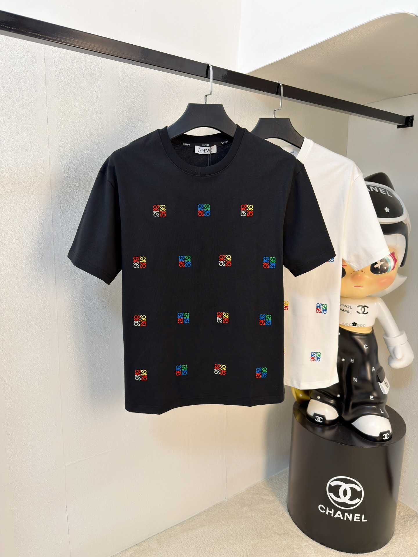 NO:761618,Loewe's 2026 new summer short-sleeved T-shirt, the exclusive debut of the personalized art series on the entire network. The versatile details are perfectly processed and the pure cotton fabric is very exquisite. The original fabric is the same high version as the Internet celebrity star. The high-quality feel is very comfortable, fashionable and personalized. It is a super versatile and good-looking one for men and women. The color is black and white. The size is M-3XL, loewe, T-shirt, tees, t-shirt,19860909罗意威2026夏季新款短袖T恤,个性艺术系列全网独家首发 百搭款细节处理完美纯棉面料十分精致 原版面料 网红明星同款高版本 高品质手感非常舒服 时尚又个性 超级百搭好看的一款男女同款颜色黑、白 码数M-3XL,,loewe,T-shirt,tees，t-shirt,,Men's clothing