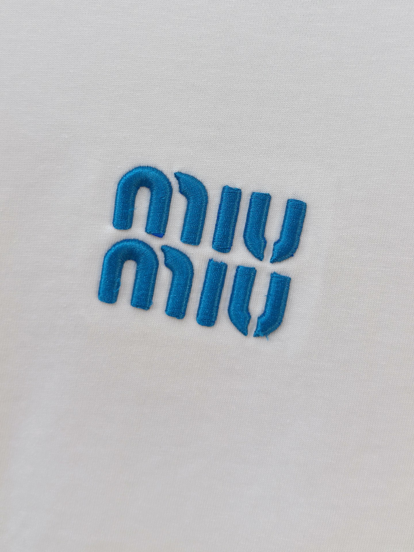 Pmiumiu2026夏季新款短袖T恤，个性艺术系列全网独家首发 百搭款细节处理完美纯棉面料十分精致 原