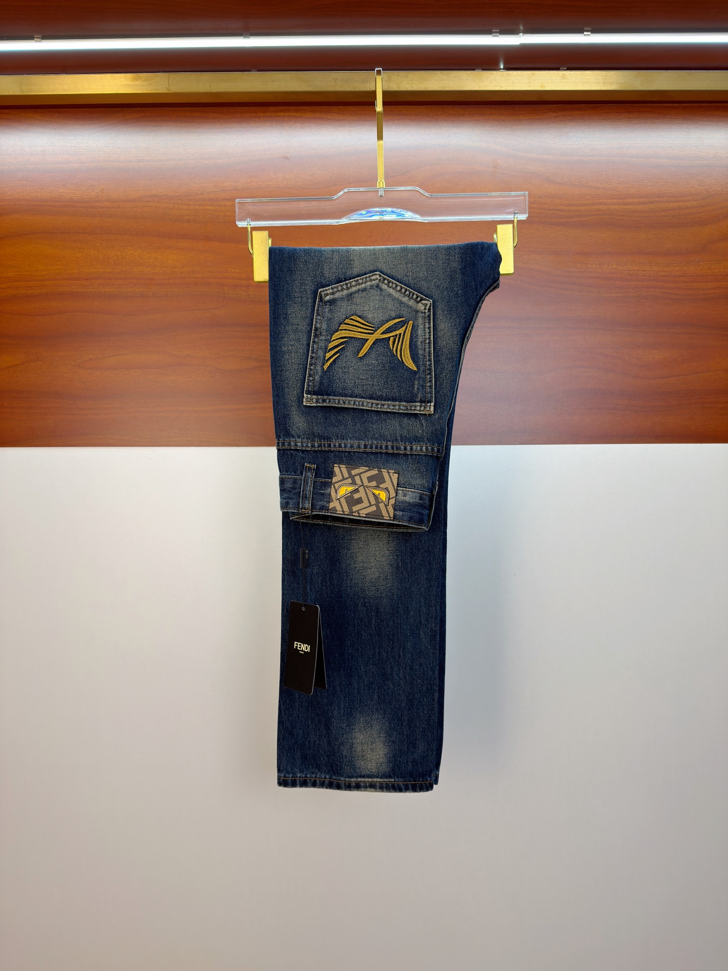 NO:761600,Fendi [new product] high-end exclusive sale 26SS four seasons super hot street series of the most popular jeans, exclusive and grand launch, original customized high-end quality fabrics, customized hardware version, slim tailoring, stretchy fabric, micro-elastic upper body, super comfortable, must-have item!  Counter sizes 29-38 (no 35, no 37),,fendi,jeans,19860909芬迪【新品】高端独家发售 26SS四季款超燃炸街系列之最牛仔裤 独家隆重推出 原版定制高端品质面料 定制五金版型修身剪裁 面料带弹力 微弹上身舒适度超高 必爆单品！专柜尺码29-38（无35无37）,,fendi,jeans,,Men's clothing