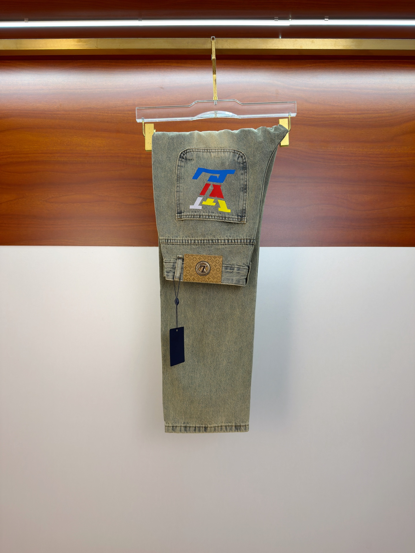 NO:761623,LV [new product] High-end exclusive sale 26SS four-season super hot street jeans series, exclusive and grand launch, original customized high-end quality fabrics, customized hardware version, slim tailoring, stretchy fabric, micro-elastic upper body, super comfortable, must-have item!  Counter sizes 29-38 (no 35, no 37),,louis vuitton,jeans,19860909LV【新品】高端独家发售 26SS四季款超燃炸街系列之最牛仔裤 独家隆重推出 原版定制高端品质面料 定制五金版型修身剪裁 面料带弹力 微弹上身舒适度超高 必爆单品！专柜尺码29-38（无35无37）,,louis vuitton,jeans,,Men's clothing