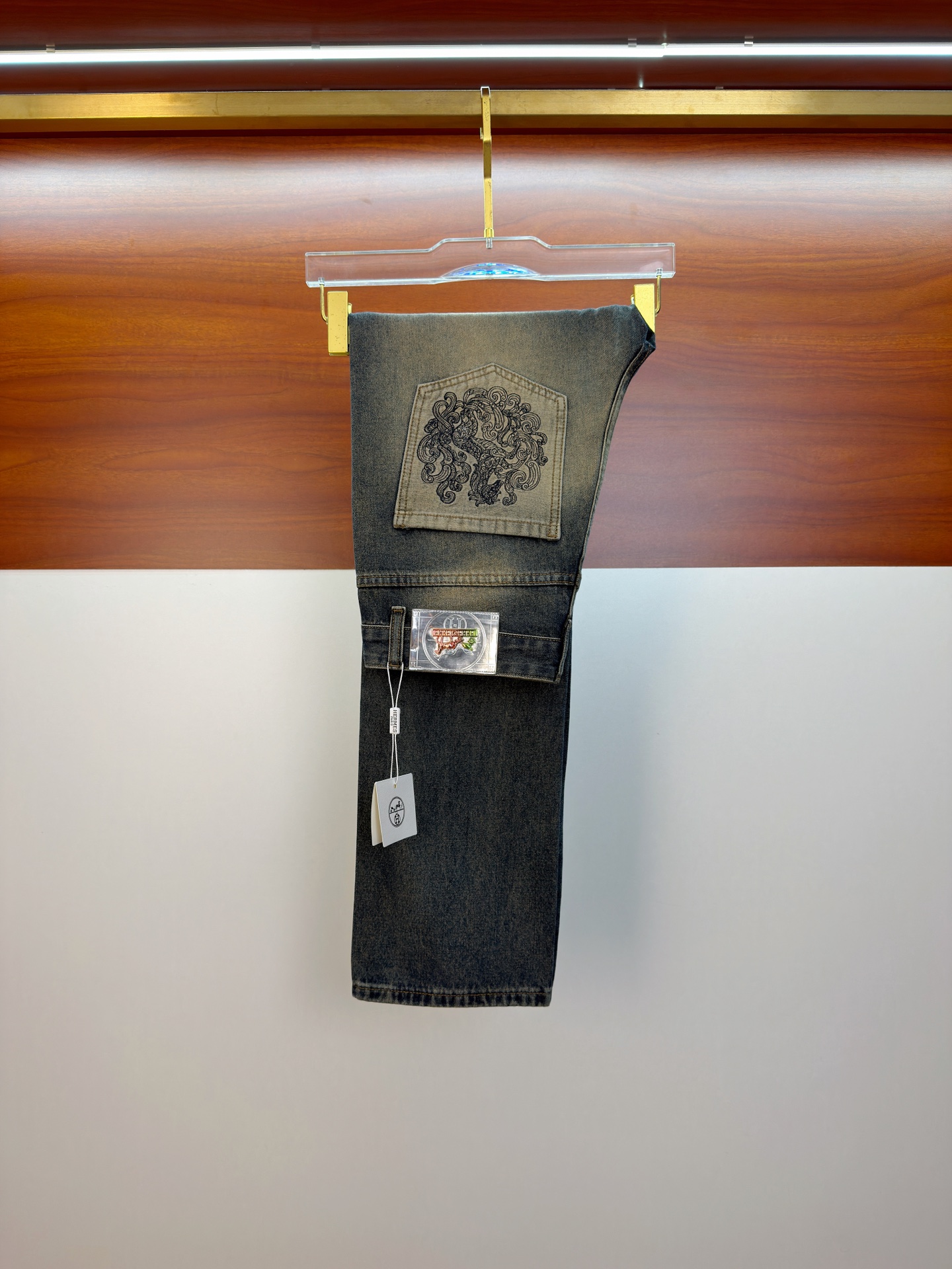 NO:761610,Hermès [new product] high-end exclusive sale 26SS four seasons super hot street jeans series of the most exclusive and grand launch original custom high-quality fabrics custom hardware version slim tailoring fabrics with elastic micro-elastic upper body super comfortable must-have item!  Counter sizes 29-38 (no 35, no 37),,hermes,jeans,19860909爱马仕【新品】高端独家发售 26SS四季款超燃炸街系列之最牛仔裤 独家隆重推出 原版定制高端品质面料 定制五金版型修身剪裁 面料带弹力 微弹上身舒适度超高 必爆单品！专柜尺码29-38（无35无37）,,hermes,jeans,,Men's clothing