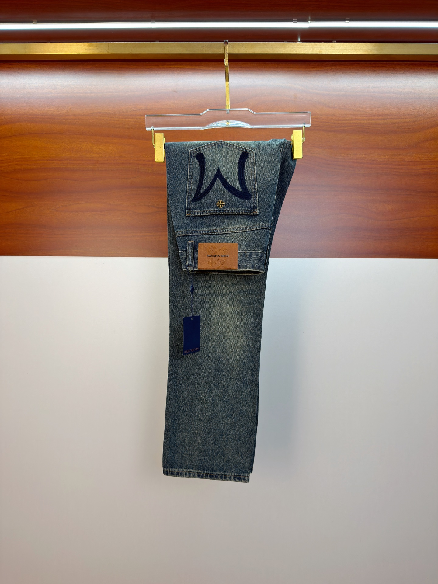 NO:761652,LV [new product] High-end exclusive sale 26SS four-season super hot street jeans series, exclusive and grand launch, original customized high-end quality fabrics, customized hardware version, slim tailoring, stretchy fabric, micro-elastic upper body, super comfortable, must-have item!  Counter sizes 29-38 (no 35, no 37),,louis vuitton,jeans,19860909LV【新品】高端独家发售 26SS四季款超燃炸街系列之最牛仔裤 独家隆重推出 原版定制高端品质面料 定制五金版型修身剪裁 面料带弹力 微弹上身舒适度超高 必爆单品！专柜尺码29-38（无35无37）,,louis vuitton,jeans,,Men's clothing