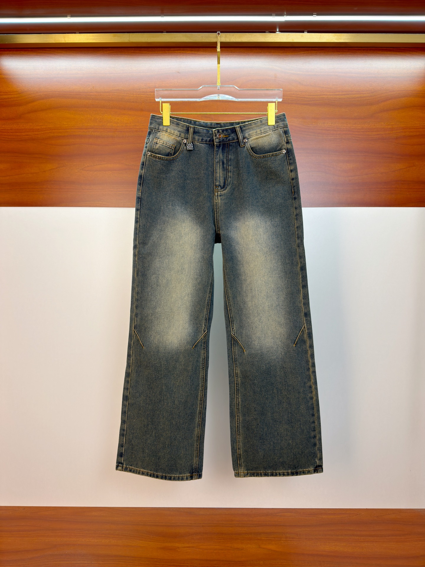 NO:761646,Luo Yiwei [new product] high-end exclusive sale 26SS four-season super hot street series of the best jeans exclusively launched with original custom high-quality fabrics custom hardware version slim tailoring fabric with elastic micro-elastic upper body is super comfortable, a must-have item!  Counter sizes 29-38 (no 35, no 37),,loewe,jeans,19860909罗意威【新品】高端独家发售 26SS四季款超燃炸街系列之最牛仔裤 独家隆重推出 原版定制高端品质面料 定制五金版型修身剪裁 面料带弹力 微弹上身舒适度超高 必爆单品！专柜尺码29-38（无35无37）,,loewe,jeans,,Men's clothing