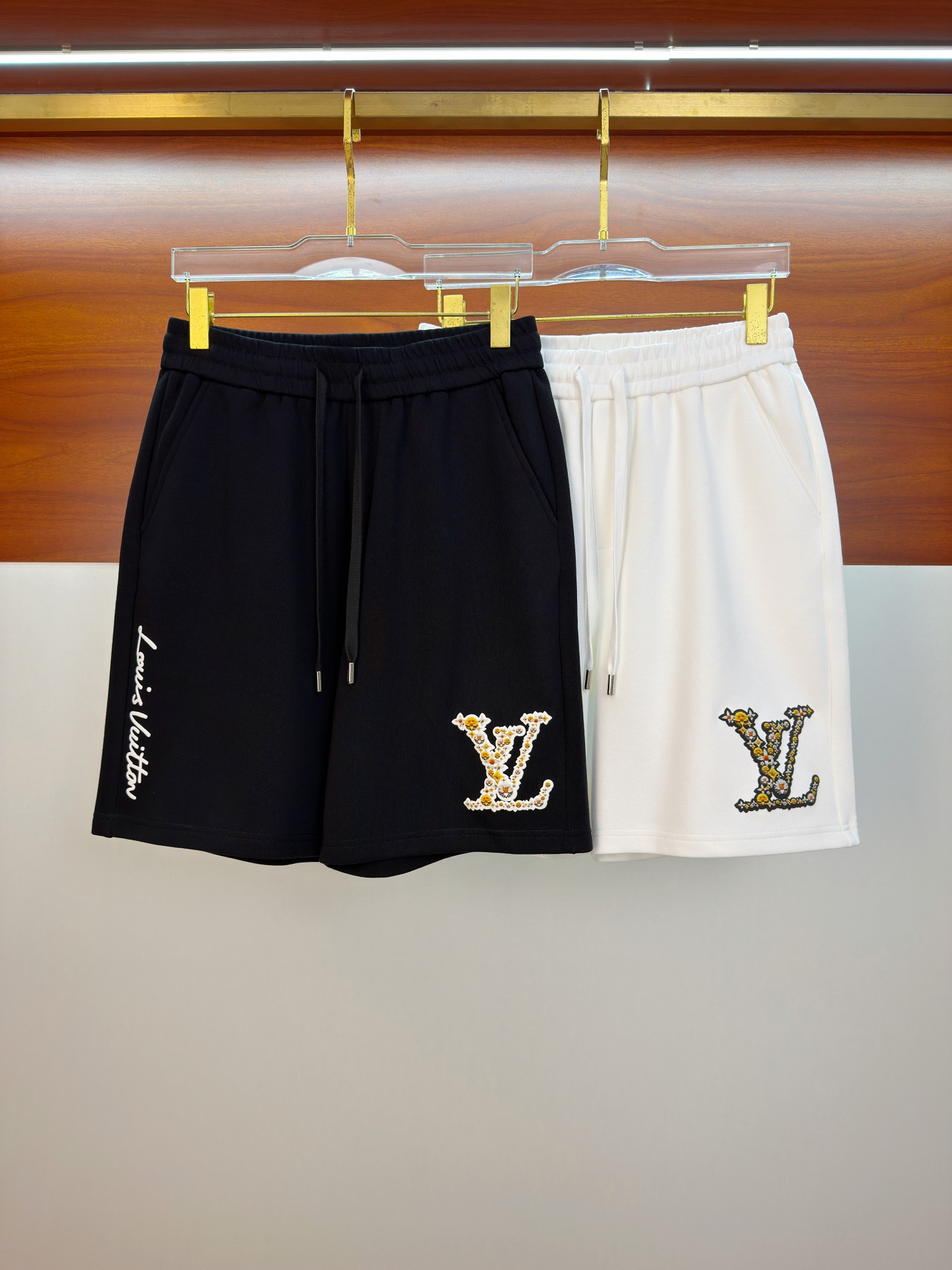 NO:936221,LV2026 new spring and summer casual shorts!  On sale simultaneously on the official website. Customized brand classic LOGO, customized fabrics, excellent comfort, strong touch. Highly identifiable, perfect appearance and craftsmanship. Sizes M-3XL, Louis Vuitton, shorts,19860909LV2026春夏新款休闲短裤！官网同步发售.定制品牌经典LOGO,定制面料,舒适度极好,手触感强烈.辨识度极高,完美品相工艺. 尺码M-3XL,,louis vuitton,shorts,,Men's clothing