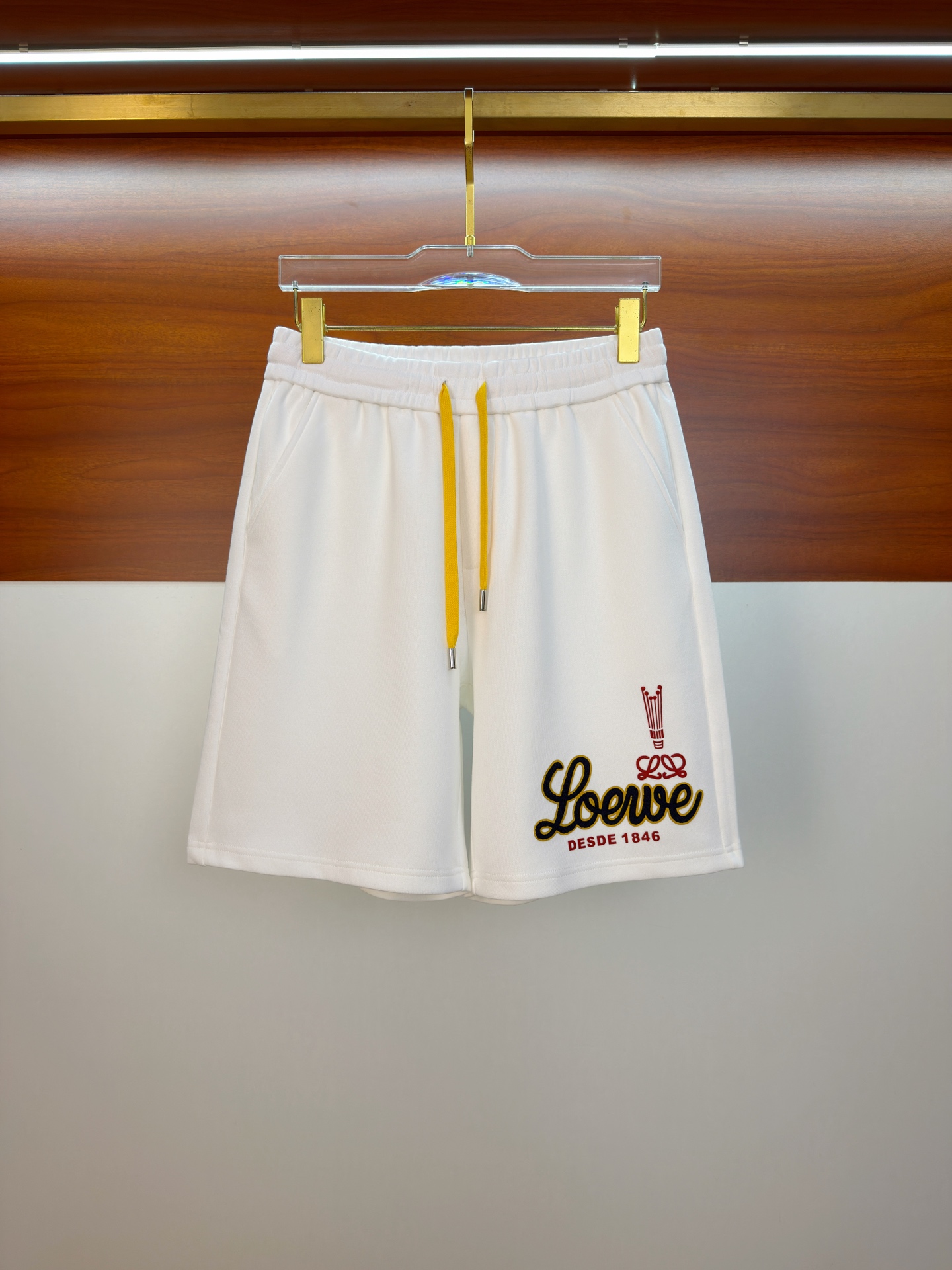 NO:949246,Loewe's 2026 spring and summer new casual shorts!  On sale simultaneously on the official website. Customized brand classic LOGO, customized fabrics, excellent comfort, strong touch. Highly recognizable, perfect appearance and craftsmanship. Sizes M-3XL,,loewe,shorts,19860909罗意威2026春夏新款休闲短裤！官网同步发售.定制品牌经典LOGO,定制面料,舒适度极好,手触感强烈.辨识度极高,完美品相工艺. 尺码M-3XL,,loewe,shorts,,Men's clothing