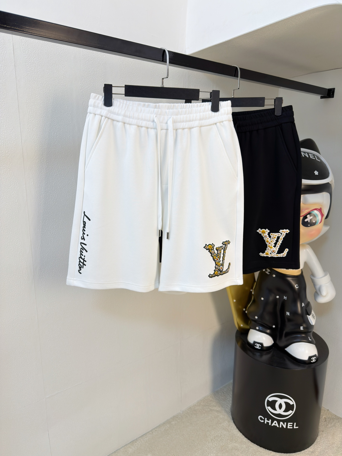 NO:907862,LV2026 new spring and summer casual shorts!  On sale simultaneously on the official website. Customized brand classic LOGO, customized fabrics, excellent comfort, strong touch. Highly identifiable, perfect appearance and craftsmanship. Sizes M-3XL, Louis Vuitton, shorts,19860909LV2026春夏新款休闲短裤！官网同步发售.定制品牌经典LOGO,定制面料,舒适度极好,手触感强烈.辨识度极高,完美品相工艺. 尺码M-3XL,,louis vuitton,shorts,,Men's clothing