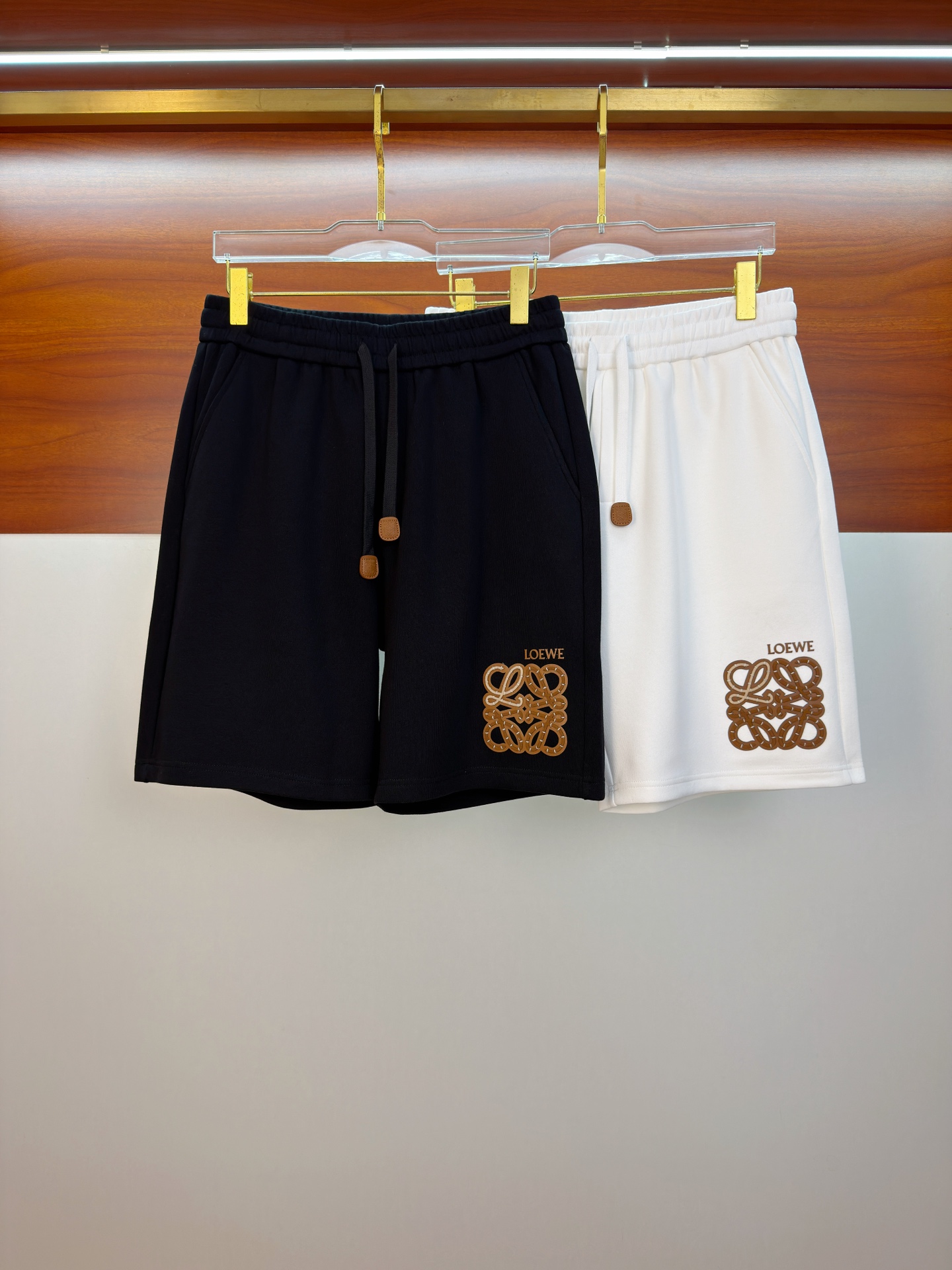 NO:936224,Loewe's 2026 spring and summer new casual shorts!  On sale simultaneously on the official website. Customized brand classic LOGO, customized fabrics, excellent comfort, strong touch. Highly recognizable, perfect appearance and craftsmanship. Sizes M-3XL,,loewe,shorts,19860909罗意威2026春夏新款休闲短裤！官网同步发售.定制品牌经典LOGO,定制面料,舒适度极好,手触感强烈.辨识度极高,完美品相工艺. 尺码M-3XL,,loewe,shorts,,Men's clothing