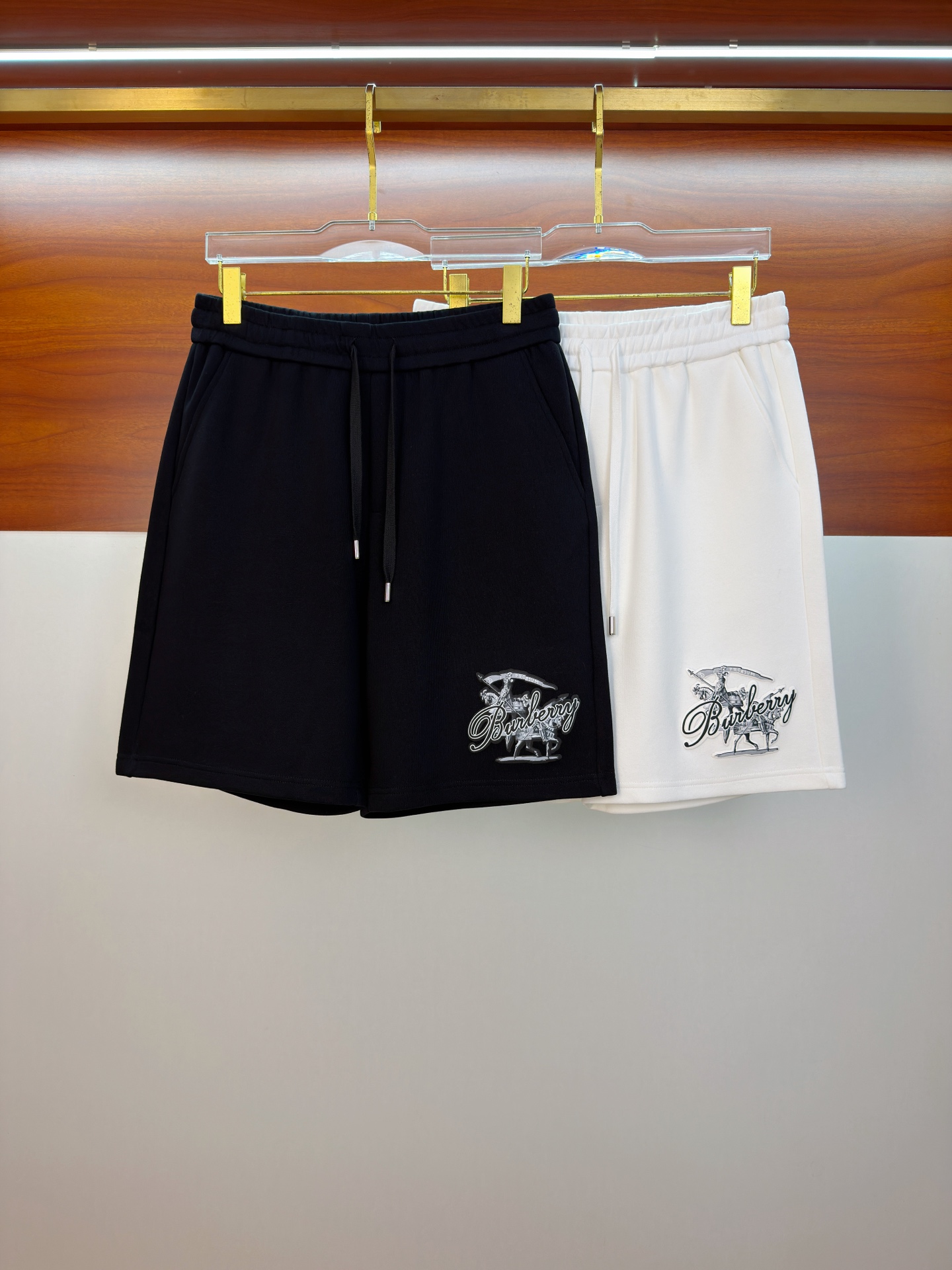 NO:936198,Burberry 2026 new spring and summer casual shorts!  On sale simultaneously on the official website. Customized brand classic LOGO, customized fabrics, excellent comfort, strong touch. Highly identifiable, perfect appearance and craftsmanship. Sizes M-3XL, burberry, shorts,19860909巴宝莉2026春夏新款休闲短裤！官网同步发售.定制品牌经典LOGO,定制面料,舒适度极好,手触感强烈.辨识度极高,完美品相工艺. 尺码M-3XL,,burberry,shorts,,Men's clothing