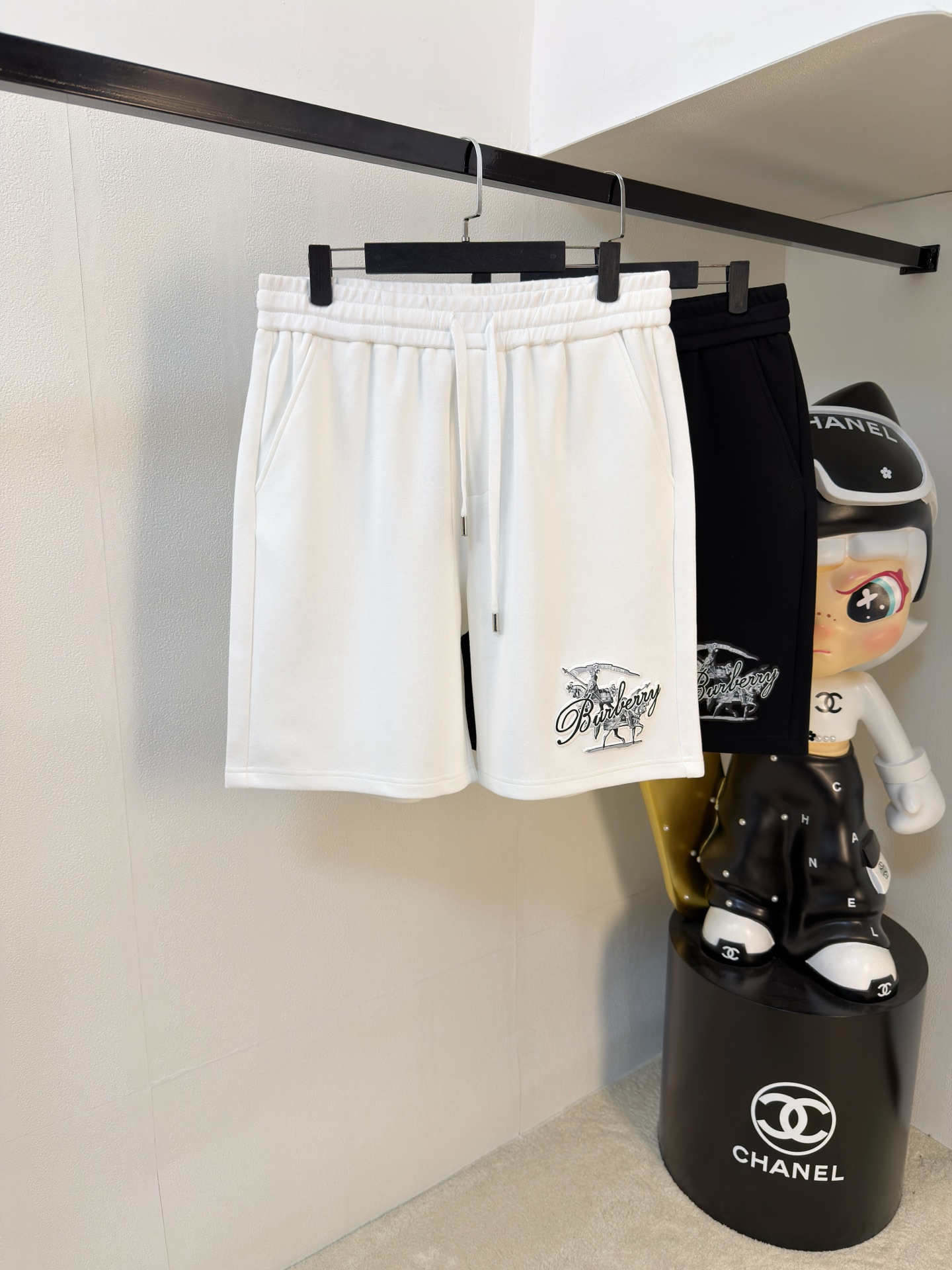 NO:907871,Burberry 2026 new spring and summer casual shorts!  On sale simultaneously on the official website. Customized brand classic LOGO, customized fabrics, excellent comfort, strong touch. Highly identifiable, perfect appearance and craftsmanship. Sizes M-3XL, burberry, shorts,19860909巴宝莉2026春夏新款休闲短裤！官网同步发售.定制品牌经典LOGO,定制面料,舒适度极好,手触感强烈.辨识度极高,完美品相工艺. 尺码M-3XL,,burberry,shorts,,Men's clothing