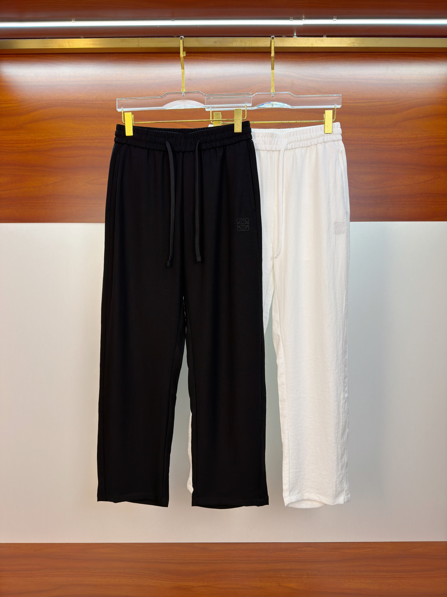 NO:834330,Loewe's 2026 spring and summer new linen fabric casual pants are embroidered with the iconic brand logo, and customized brand-engraved hardware accessories are provided to highlight the brand style. Imported fabrics are carefully made, soft, comfortable and breathable, fashionable and casual items, versatile and good-looking. Size: M-3XL,, loewe,19860909罗意威2026春夏新款亚麻面料休闲裤身上刺绣标志性品牌标识,客供定制品牌刻印五金配件,彰显品牌格调,进口面料精心打造,柔软舒适透气,时尚休闲单品,百搭好看.尺码:M-3XL,,loewe,,Men's clothing
