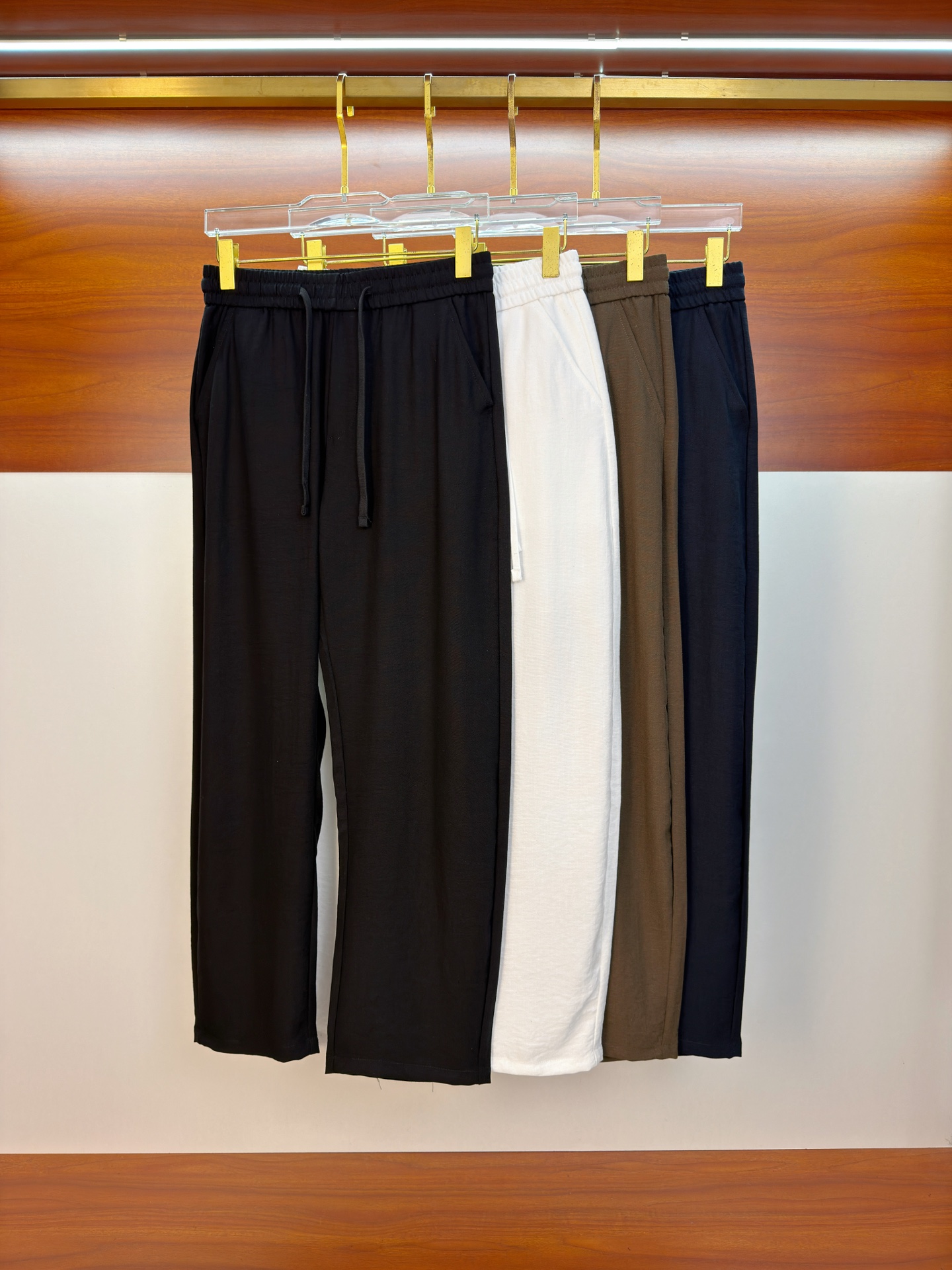 NO:834390,Bruti's 2026 spring and summer new linen fabric casual pants are embroidered with the iconic brand logo, and customized brand-engraved hardware accessories are provided to highlight the brand style. Imported fabrics are carefully made, soft, comfortable and breathable, fashionable and casual items, versatile and good-looking. Size: M-3XL,,19860909布鲁提2026春夏新款亚麻面料休闲裤身上刺绣标志性品牌标识,客供定制品牌刻印五金配件,彰显品牌格调,进口面料精心打造,柔软舒适透气,时尚休闲单品,百搭好看.尺码:M-3XL,,,Men's clothing
