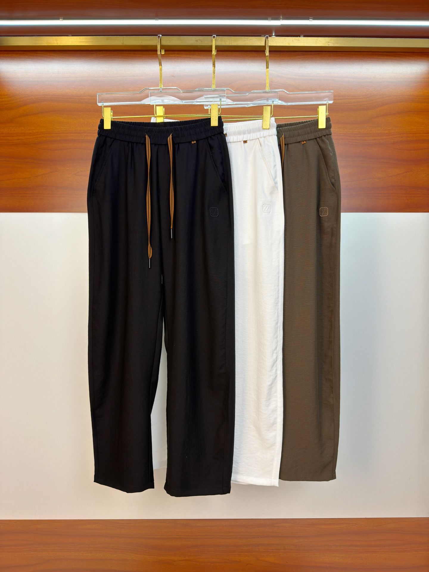 NO:834398,Zegna's 2026 spring and summer new linen fabric casual pants are embroidered with the iconic brand logo, and customized brand-engraved hardware accessories are provided to highlight the brand style. Imported fabrics are carefully made, soft, comfortable and breathable, fashionable and casual items, versatile and good-looking. Sizes: M-3XL,,zegna,19860909杰尼亚2026春夏新款亚麻面料休闲裤身上刺绣标志性品牌标识,客供定制品牌刻印五金配件,彰显品牌格调,进口面料精心打造,柔软舒适透气,时尚休闲单品,百搭好看.尺码:M-3XL,,zegna,,Men's clothing