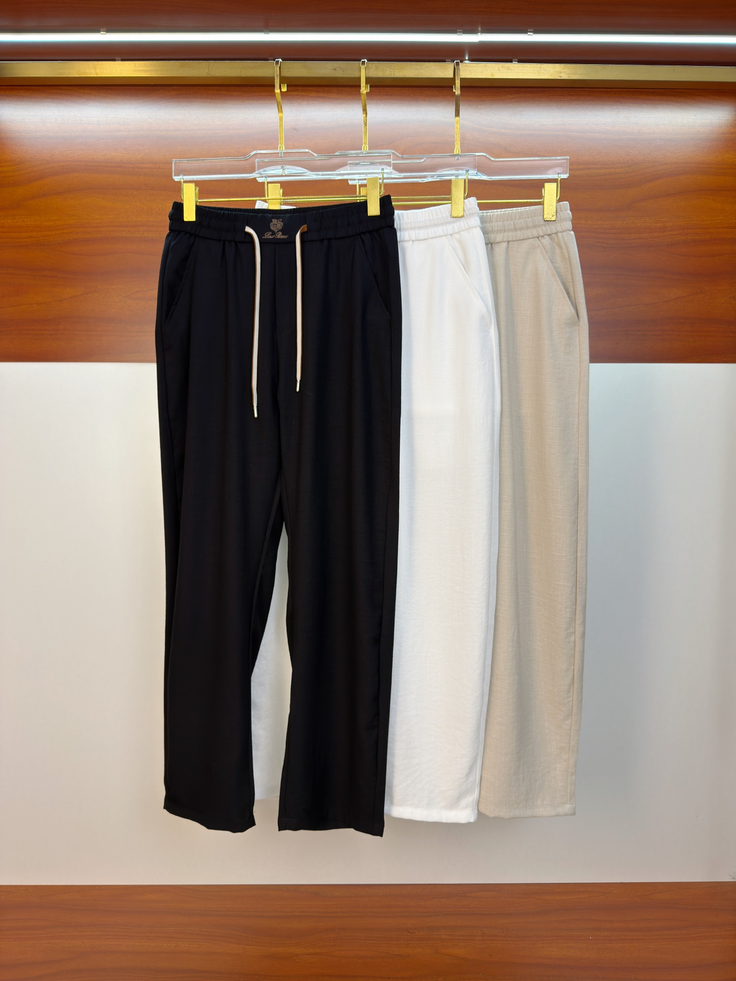 NO:834407,L's new spring and summer linen fabric casual pants are embroidered with the iconic brand logo, and customized brand-engraved hardware accessories are provided to highlight the brand style. Imported fabrics are carefully made, soft, comfortable and breathable, fashionable and casual items, versatile and good-looking. Sizes: M-3XL, loro piana,19860909L春夏新款亚麻面料休闲裤身上刺绣标志性品牌标识,客供定制品牌刻印五金配件,彰显品牌格调,进口面料精心打造,柔软舒适透气,时尚休闲单品,百搭好看.尺码:M-3XL,,loro piana,,Men's clothing