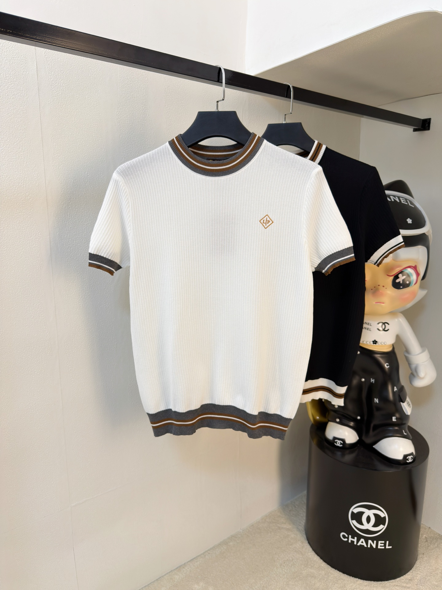 NO:834417,LP 1916 spring and summer new men's top knitted short-sleeved T-shirt, the brand's latest design elements!  It’s neither monotonous nor complicated, just the right amount to show off your taste!  Customized Yilite top original exclusive fabrics for customers!  Breathability, comfort and breathability are not a problem at all, and the unique luxury feel of the fabric presents a simple and elegant temperament!  The matching design has the brand’s unique style charm!  Standard cut design!  Every detail is in sync with high-end fashion. Sizes: M-3XL multi-color, loro piana, T-shirt, tees, t-shirt,19860909LP 1916春夏新款男士顶级针织短袖T恤,品牌最新设计元素！既不单调也不复杂,恰到好处的展现品味！客供定制伊力特顶级原版专属面料！透气舒适透气根本不在话下,面料独具的高奢感呈现简约优雅气质！搭配设计极具品牌独特风格魅力！标准裁剪设计！每一处细节都是与高端时尚同步的体现.尺码:M-3XL 多色,,loro piana,T-shirt,tees，t-shirt,,Men's clothing