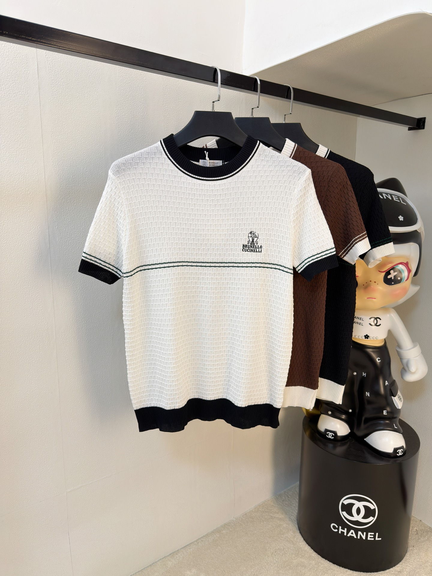 NO:834425,Bruti's 2026 spring and summer new men's top knitted short-sleeved T-shirt, the brand's latest design elements!  It’s neither monotonous nor complicated, just the right amount to show off your taste!  Customized Yilite top original exclusive fabrics for customers!  Breathability, comfort and breathability are not a problem at all, and the unique luxury feel of the fabric presents a simple and elegant temperament!  The matching design has the brand’s unique style charm!  Standard cut design!  Every detail is in sync with high-end fashion. Sizes: M-3XL multi-color, T-shirt, tees, t-shirt,19860909布鲁提2026春夏新款男士顶级针织短袖T恤,品牌最新设计元素！既不单调也不复杂,恰到好处的展现品味！客供定制伊力特顶级原版专属面料！透气舒适透气根本不在话下,面料独具的高奢感呈现简约优雅气质！搭配设计极具品牌独特风格魅力！标准裁剪设计！每一处细节都是与高端时尚同步的体现.尺码:M-3XL 多色,,T-shirt,tees，t-shirt,,Men's clothing