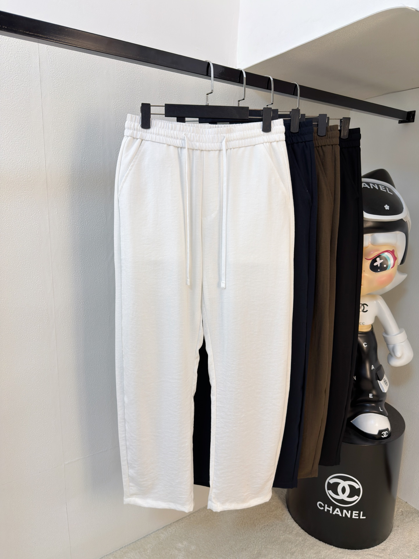 NO:832747,BC Bruti's 2026 spring and summer new linen fabric casual pants are embroidered with the iconic brand logo, and customized brand-engraved hardware accessories are provided to highlight the brand style. Imported fabrics are carefully made, soft, comfortable and breathable, fashionable and casual items, versatile and good-looking. Size: M-3XL,,19860909BC布鲁提2026春夏新款亚麻面料休闲裤身上刺绣标志性品牌标识,客供定制品牌刻印五金配件,彰显品牌格调,进口面料精心打造,柔软舒适透气,时尚休闲单品,百搭好看.尺码:M-3XL,,,Men's clothing