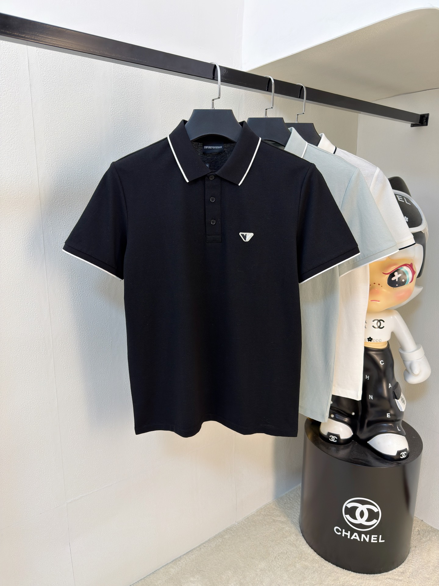 NO:936236,Armani 2026ss summer new letter logo men's lapel Polo shirt!  Classic business men's style, the ceiling-level business men's style of high-end men's clothing!  Simple and fashionable yet elegant, it looks great when worn alone, and the quality/details control can be taken away with your eyes closed. It is low-key, luxurious and connotative!  The custom-woven mesh pique cotton fabric supplied by the customer is carefully made. The mesh texture is evenly arranged on the surface of the fabric. It has excellent breathability and heat dissipation and perspiration. The upper body comfort is completely better than ordinary single-sided jersey tissue!  The classic brand LOGO on the chest is made with top-notch craftsmanship. The LOGO is three-dimensional, clear and full, and has extraordinary texture. Whether it is worn as an inner layer or worn alone, it is a classic product!  The exquisite tailoring process, every detail is handled very standard and delicately, which cannot be compared with other low-end products on the market. It is a must-have basic and versatile Polo shirt for men!  Color size m-3xl, armani,19860909阿玛尼2026ss夏季新款字母logo男士翻领Polo衫！经典商务男款,高端男装的天花板级别的商务男款！简约时尚大气不失优雅,单穿内搭体面过人,品质控/细节控的闭眼带走,低调又奢华有内涵！ 客供定织网眼珠地棉布精心制成,面料表面排列均匀整齐的网眼纹理,透气性和散热排汗性极佳,上身舒适程度完全优于普通单面汗布组织！胸前经典的品牌LOGO标识,采用顶级工艺打造,LOGO立体清晰饱满,质感非凡的特质,无论是内搭还是单穿都是一款经典领域的产品！精妙绝伦的裁剪工艺,每一个细节处理的非常标准细腻,非市面一般LOW货可以媲美的,男士必入基础百搭款Polo衫推荐！ 颜色尺码m-3xl,,armani,,Men's clothing