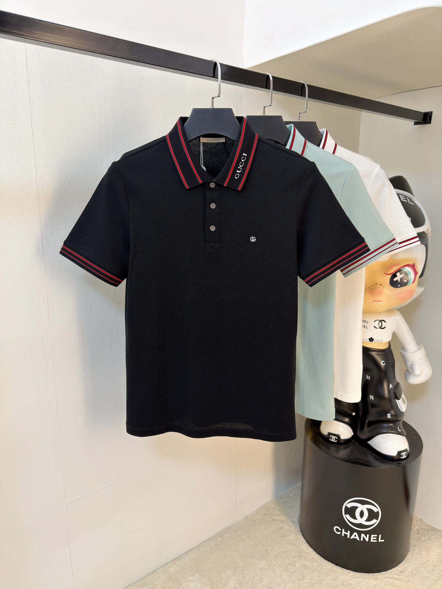 NO:936238,Gucci 2026ss summer new letter logo men's lapel Polo shirt!  Classic business men's style, the ceiling-level business men's style of high-end men's clothing!  Simple and fashionable yet elegant, it looks great when worn alone, and the quality/details control can be taken away with your eyes closed. It is low-key, luxurious and connotative!  The custom-woven mesh pique cotton fabric supplied by the customer is carefully made. The mesh texture is evenly arranged on the surface of the fabric. It has excellent breathability and heat dissipation and perspiration. The upper body comfort is completely better than ordinary single-sided jersey tissue!  The classic brand LOGO on the chest is made with top-notch craftsmanship. The LOGO is three-dimensional, clear and full, and has extraordinary texture. Whether it is worn as an inner layer or worn alone, it is a classic product!  The exquisite tailoring process, every detail is handled very standard and delicately, which cannot be compared with other low-end products on the market. It is a must-have basic and versatile Polo shirt for men!  Color size m-3xl,,gucci,19860909古驰 2026ss夏季新款字母logo男士翻领Polo衫！经典商务男款,高端男装的天花板级别的商务男款！简约时尚大气不失优雅,单穿内搭体面过人,品质控/细节控的闭眼带走,低调又奢华有内涵！ 客供定织网眼珠地棉布精心制成,面料表面排列均匀整齐的网眼纹理,透气性和散热排汗性极佳,上身舒适程度完全优于普通单面汗布组织！胸前经典的品牌LOGO标识,采用顶级工艺打造,LOGO立体清晰饱满,质感非凡的特质,无论是内搭还是单穿都是一款经典领域的产品！精妙绝伦的裁剪工艺,每一个细节处理的非常标准细腻,非市面一般LOW货可以媲美的,男士必入基础百搭款Polo衫推荐！ 颜色尺码m-3xl,,gucci,,Men's clothing
