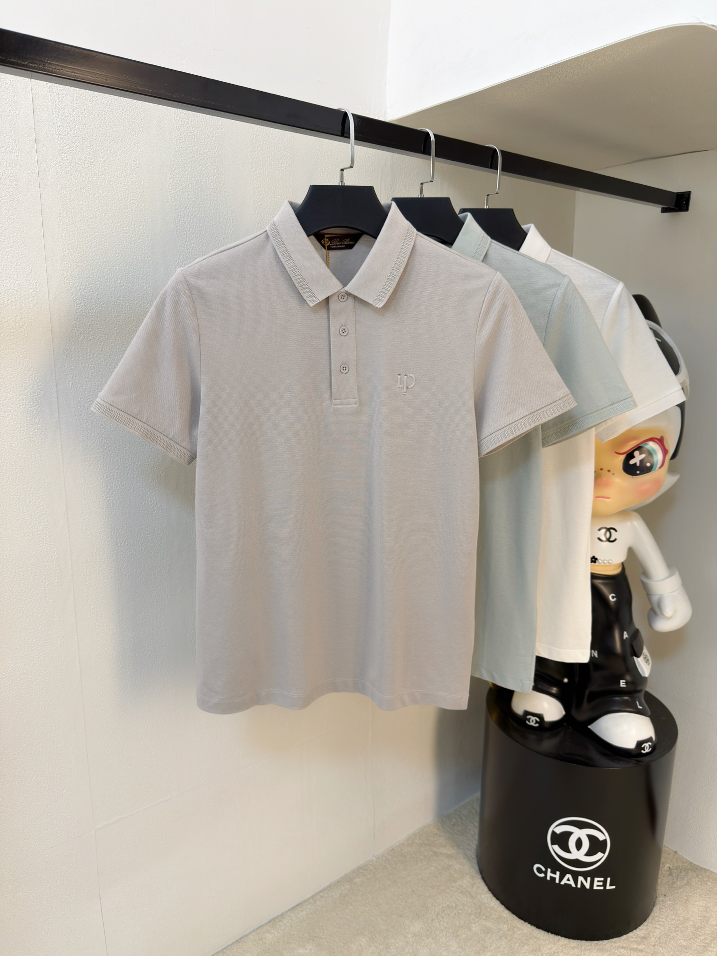 NO:936240,Lss summer new letter logo men's lapel Polo shirt!  Classic business men's style, the ceiling-level business men's style of high-end men's clothing!  Simple and fashionable yet elegant, it looks great when worn alone, and the quality/details control can be taken away with your eyes closed. It is low-key, luxurious and connotative!  The custom-woven mesh pique cotton fabric supplied by the customer is carefully made. The mesh texture is evenly arranged on the surface of the fabric. It has excellent breathability and heat dissipation and perspiration. The upper body comfort is completely better than ordinary single-sided jersey tissue!  The classic brand LOGO on the chest is made with top-notch craftsmanship. The LOGO is three-dimensional, clear and full, and has extraordinary texture. Whether it is worn as an inner layer or worn alone, it is a classic product!  The exquisite tailoring process, every detail is handled very standard and delicately, which cannot be compared with other low-end products on the market. It is a must-have basic and versatile Polo shirt for men!  Color size m-3xl,, loro piana,19860909Lss夏季新款字母logo男士翻领Polo衫！经典商务男款,高端男装的天花板级别的商务男款！简约时尚大气不失优雅,单穿内搭体面过人,品质控/细节控的闭眼带走,低调又奢华有内涵！ 客供定织网眼珠地棉布精心制成,面料表面排列均匀整齐的网眼纹理,透气性和散热排汗性极佳,上身舒适程度完全优于普通单面汗布组织！胸前经典的品牌LOGO标识,采用顶级工艺打造,LOGO立体清晰饱满,质感非凡的特质,无论是内搭还是单穿都是一款经典领域的产品！精妙绝伦的裁剪工艺,每一个细节处理的非常标准细腻,非市面一般LOW货可以媲美的,男士必入基础百搭款Polo衫推荐！ 颜色尺码m-3xl,,loro piana,,Men's clothing