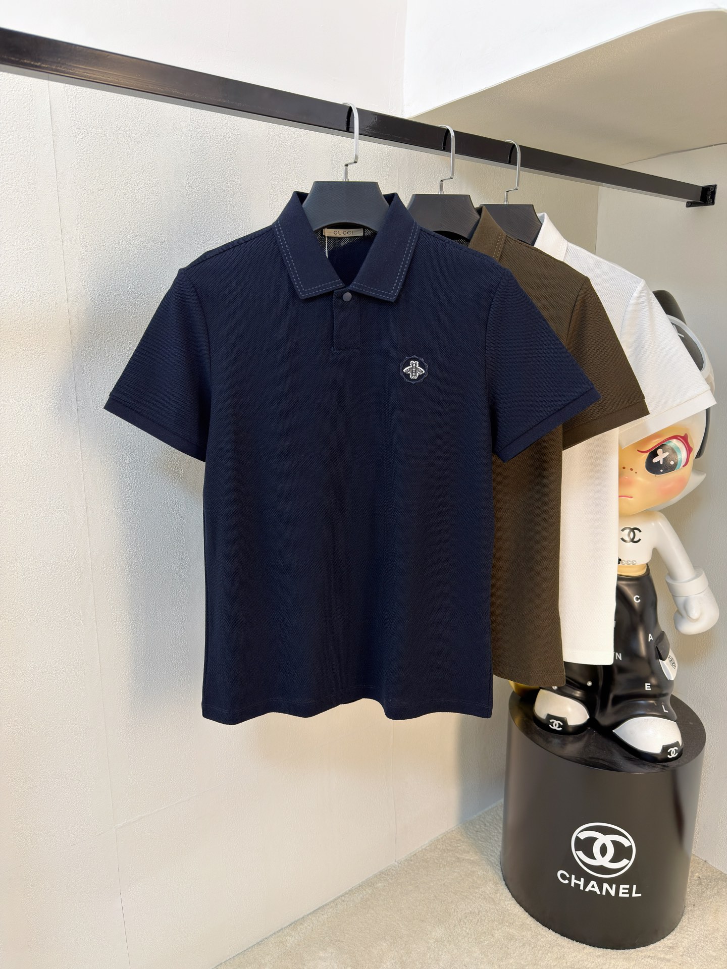 NO:936242,Gucci 2026ss summer new letter logo men's lapel Polo shirt!  Classic business men's style, the ceiling-level business men's style of high-end men's clothing!  Simple and fashionable yet elegant, it looks great when worn alone, and the quality/details control can be taken away with your eyes closed. It is low-key, luxurious and connotative!  The custom-woven mesh pique cotton fabric supplied by the customer is carefully made. The mesh texture is evenly arranged on the surface of the fabric. It has excellent breathability and heat dissipation and perspiration. The upper body comfort is completely better than ordinary single-sided jersey tissue!  The classic brand LOGO on the chest is made with top-notch craftsmanship. The LOGO is three-dimensional, clear and full, and has extraordinary texture. Whether it is worn as an inner layer or worn alone, it is a classic product!  The exquisite tailoring process, every detail is handled very standard and delicately, which cannot be compared with other low-end products on the market. It is a must-have basic and versatile Polo shirt for men!  Color size m-3xl,,gucci,19860909古驰 2026ss夏季新款字母logo男士翻领Polo衫！经典商务男款,高端男装的天花板级别的商务男款！简约时尚大气不失优雅,单穿内搭体面过人,品质控/细节控的闭眼带走,低调又奢华有内涵！ 客供定织网眼珠地棉布精心制成,面料表面排列均匀整齐的网眼纹理,透气性和散热排汗性极佳,上身舒适程度完全优于普通单面汗布组织！胸前经典的品牌LOGO标识,采用顶级工艺打造,LOGO立体清晰饱满,质感非凡的特质,无论是内搭还是单穿都是一款经典领域的产品！精妙绝伦的裁剪工艺,每一个细节处理的非常标准细腻,非市面一般LOW货可以媲美的,男士必入基础百搭款Polo衫推荐！ 颜色尺码m-3xl,,gucci,,Men's clothing