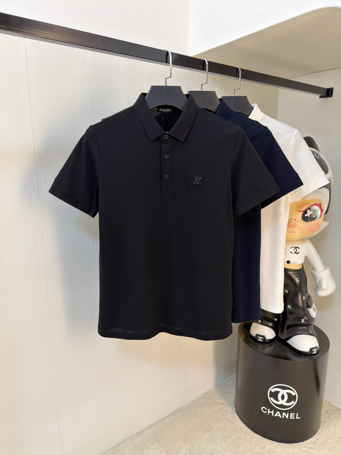 NO:936244,Ermenegildo Zegna 2026ss summer new letter logo men's lapel Polo shirt!  Classic business men's style, the ceiling-level business men's style of high-end men's clothing!  Simple and fashionable yet elegant, it looks great when worn alone, and the quality/details control can be taken away with your eyes closed. It is low-key, luxurious and connotative!  The custom-woven mesh pique cotton fabric supplied by the customer is carefully made. The mesh texture is evenly arranged on the surface of the fabric. It has excellent breathability and heat dissipation and perspiration. The upper body comfort is completely better than ordinary single-sided jersey tissue!  The classic brand LOGO on the chest is made with top-notch craftsmanship. The LOGO is three-dimensional, clear and full, and has extraordinary texture. Whether it is worn as an inner layer or worn alone, it is a classic product!  The exquisite tailoring process, every detail is handled very standard and delicately, which cannot be compared with other low-end products on the market. It is a must-have basic and versatile Polo shirt for men!  Color size m-3xl,,zegna,19860909杰尼亚2026ss夏季新款字母logo男士翻领Polo衫！经典商务男款,高端男装的天花板级别的商务男款！简约时尚大气不失优雅,单穿内搭体面过人,品质控/细节控的闭眼带走,低调又奢华有内涵！ 客供定织网眼珠地棉布精心制成,面料表面排列均匀整齐的网眼纹理,透气性和散热排汗性极佳,上身舒适程度完全优于普通单面汗布组织！胸前经典的品牌LOGO标识,采用顶级工艺打造,LOGO立体清晰饱满,质感非凡的特质,无论是内搭还是单穿都是一款经典领域的产品！精妙绝伦的裁剪工艺,每一个细节处理的非常标准细腻,非市面一般LOW货可以媲美的,男士必入基础百搭款Polo衫推荐！ 颜色尺码m-3xl,,zegna,,Men's clothing
