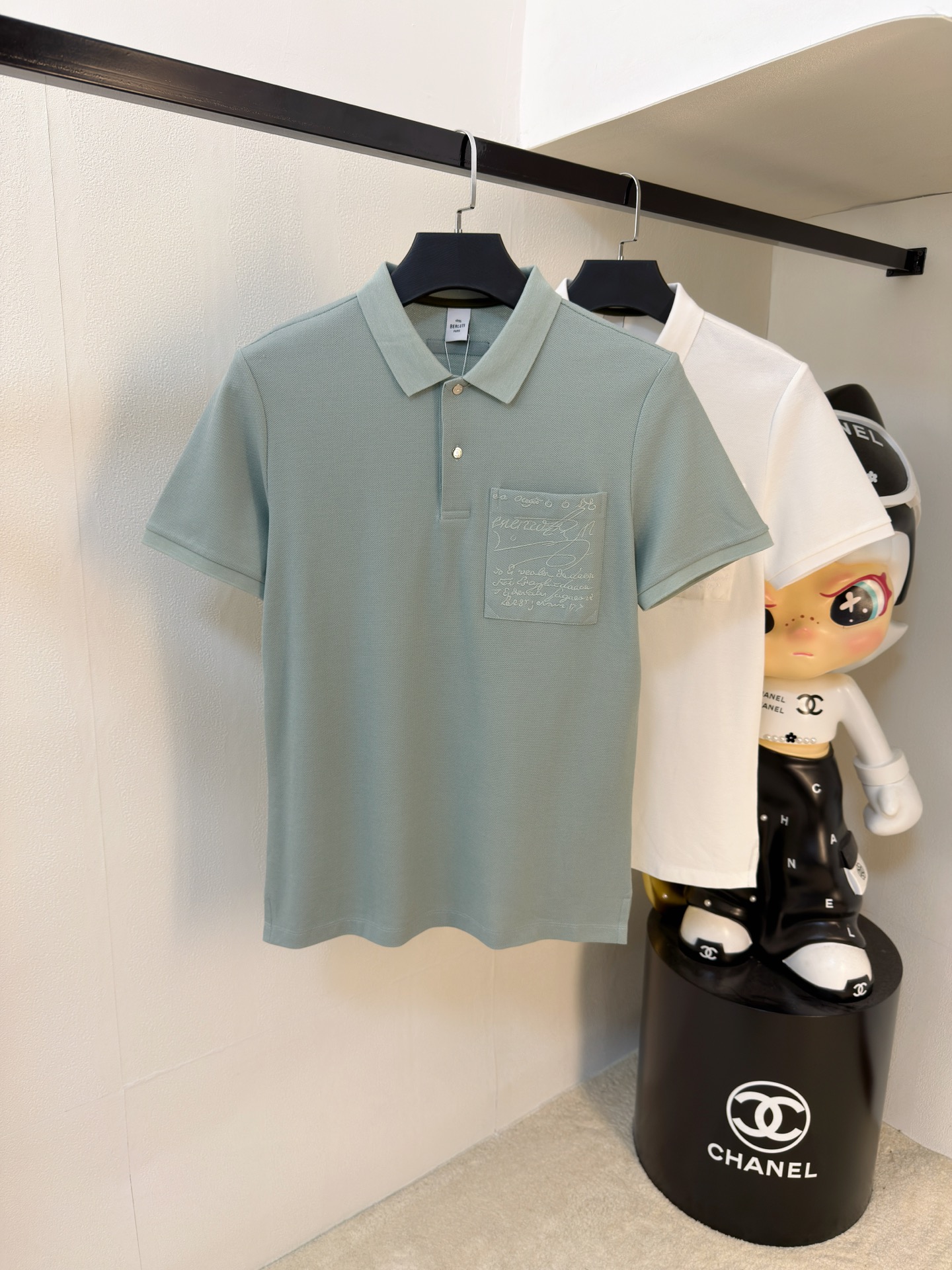 NO:936246,Bruti 2026ss summer new letter logo men's lapel Polo shirt!  Classic business men's style, the ceiling-level business men's style of high-end men's clothing!  Simple and fashionable yet elegant, it looks great when worn alone, and the quality/details control can be taken away with your eyes closed. It is low-key, luxurious and connotative!  The custom-woven mesh pique cotton fabric supplied by the customer is carefully made. The mesh texture is evenly arranged on the surface of the fabric. It has excellent breathability and heat dissipation and perspiration. The upper body comfort is completely better than ordinary single-sided jersey tissue!  The classic brand LOGO on the chest is made with top-notch craftsmanship. The LOGO is three-dimensional, clear and full, and has extraordinary texture. Whether it is worn as an inner layer or worn alone, it is a classic product!  The exquisite tailoring process, every detail is handled very standard and delicately, which cannot be compared with other low-end products on the market. It is a must-have basic and versatile Polo shirt for men!  Color size m-3xl,,19860909布鲁提2026ss夏季新款字母logo男士翻领Polo衫！经典商务男款,高端男装的天花板级别的商务男款！简约时尚大气不失优雅,单穿内搭体面过人,品质控/细节控的闭眼带走,低调又奢华有内涵！ 客供定织网眼珠地棉布精心制成,面料表面排列均匀整齐的网眼纹理,透气性和散热排汗性极佳,上身舒适程度完全优于普通单面汗布组织！胸前经典的品牌LOGO标识,采用顶级工艺打造,LOGO立体清晰饱满,质感非凡的特质,无论是内搭还是单穿都是一款经典领域的产品！精妙绝伦的裁剪工艺,每一个细节处理的非常标准细腻,非市面一般LOW货可以媲美的,男士必入基础百搭款Polo衫推荐！ 颜色尺码m-3xl,,,Men's clothing