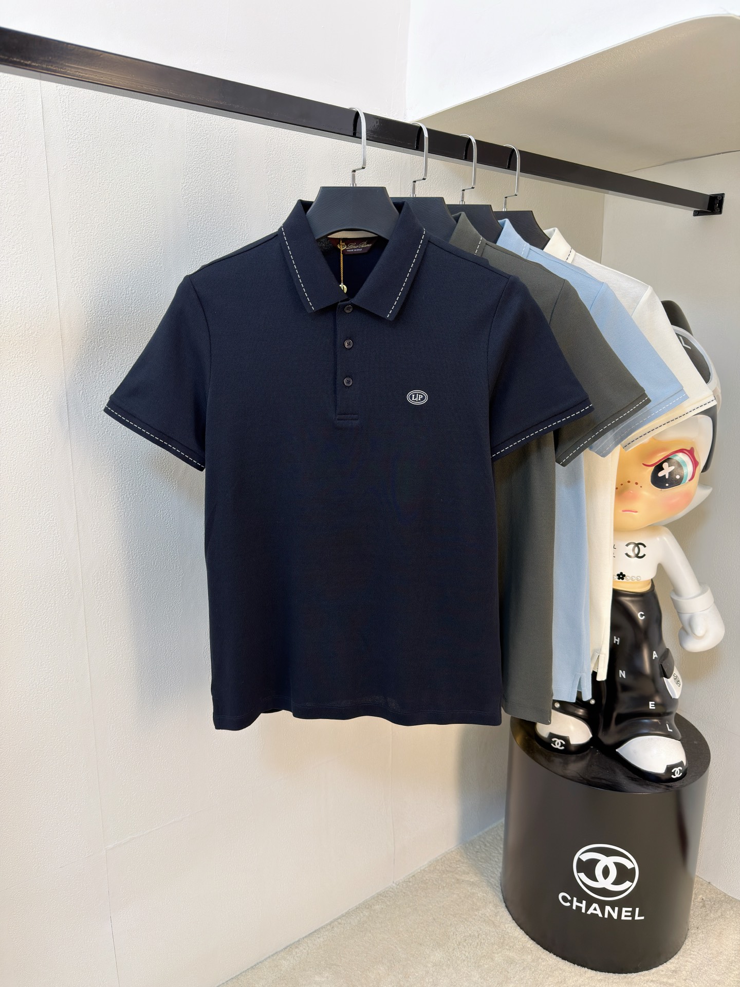 NO:936247,Lss summer new letter logo men's lapel Polo shirt!  Classic business men's style, the ceiling-level business men's style of high-end men's clothing!  Simple and fashionable yet elegant, it looks great when worn alone, and quality control/details control can be taken away with your eyes closed. It is low-key, luxurious and connotative!  The custom-woven mesh pique cotton fabric supplied by the customer is carefully made. The mesh texture is evenly arranged on the surface of the fabric. It has excellent breathability and heat dissipation and perspiration. The upper body comfort is completely better than ordinary single-sided jersey tissue!  The classic brand LOGO on the chest is made with top-notch craftsmanship. The LOGO is three-dimensional, clear and full, and has extraordinary texture. Whether it is worn as an inner layer or worn alone, it is a classic product!  The exquisite tailoring process, every detail is handled very standard and delicately, which cannot be compared with other low-end products on the market. It is a must-have basic and versatile Polo shirt for men!  Color size m-3xl,, loro piana,19860909Lss夏季新款字母logo男士翻领Polo衫！经典商务男款,高端男装的天花板级别的商务男款！简约时尚大气不失优雅,单穿内搭体面过人,品质控/细节控的闭眼带走,低调又奢华有内涵！ 客供定织网眼珠地棉布精心制成,面料表面排列均匀整齐的网眼纹理,透气性和散热排汗性极佳,上身舒适程度完全优于普通单面汗布组织！胸前经典的品牌LOGO标识,采用顶级工艺打造,LOGO立体清晰饱满,质感非凡的特质,无论是内搭还是单穿都是一款经典领域的产品！精妙绝伦的裁剪工艺,每一个细节处理的非常标准细腻,非市面一般LOW货可以媲美的,男士必入基础百搭款Polo衫推荐！ 颜色尺码m-3xl,,loro piana,,Men's clothing