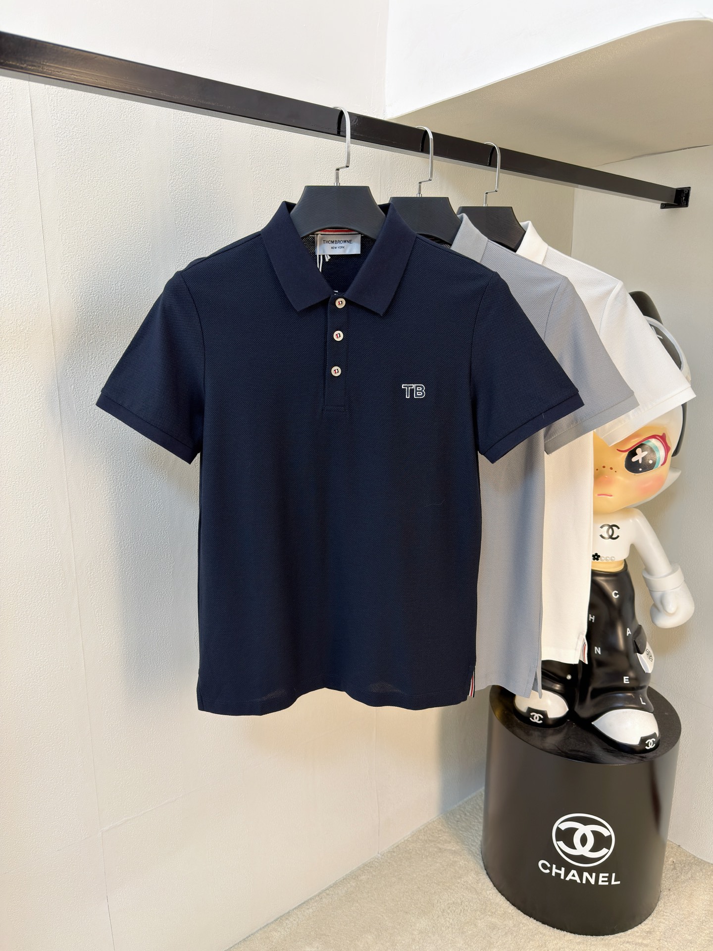 NO:936250,TB2026ss summer new letter logo men's lapel Polo shirt!  Classic business men's style, the ceiling-level business men's style of high-end men's clothing!  Simple and fashionable yet elegant, it looks great when worn alone, and quality control/details control can be taken away with your eyes closed. It is low-key, luxurious and connotative!  The custom-woven mesh pique cotton fabric supplied by the customer is carefully made. The mesh texture is evenly arranged on the surface of the fabric. It has excellent breathability and heat dissipation and perspiration. The upper body comfort is completely better than ordinary single-sided jersey tissue!  The classic brand LOGO on the chest is made with top-notch craftsmanship. The LOGO is three-dimensional, clear and full, and has extraordinary texture. Whether it is worn as an inner layer or worn alone, it is a classic product!  The exquisite tailoring process, every detail is handled very standard and delicately, which cannot be compared with other low-end products on the market. It is a must-have basic and versatile Polo shirt for men!  Color size m-3xl,,19860909TB2026ss夏季新款字母logo男士翻领Polo衫！经典商务男款,高端男装的天花板级别的商务男款！简约时尚大气不失优雅,单穿内搭体面过人,品质控/细节控的闭眼带走,低调又奢华有内涵！ 客供定织网眼珠地棉布精心制成,面料表面排列均匀整齐的网眼纹理,透气性和散热排汗性极佳,上身舒适程度完全优于普通单面汗布组织！胸前经典的品牌LOGO标识,采用顶级工艺打造,LOGO立体清晰饱满,质感非凡的特质,无论是内搭还是单穿都是一款经典领域的产品！精妙绝伦的裁剪工艺,每一个细节处理的非常标准细腻,非市面一般LOW货可以媲美的,男士必入基础百搭款Polo衫推荐！ 颜色尺码m-3xl,,,Men's clothing