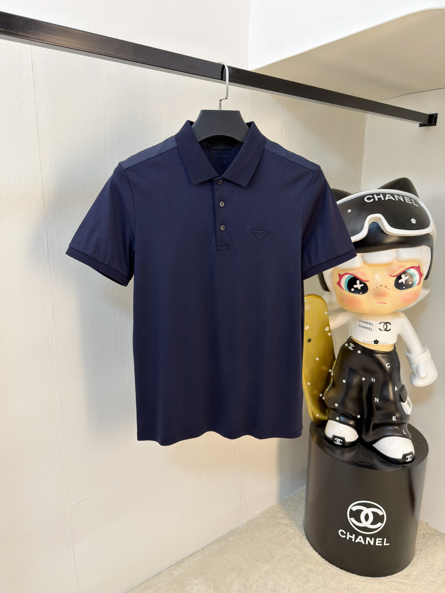 NO:936253,Prada 2026ss summer new letter logo men's lapel Polo shirt!  Classic business men's style, the ceiling-level business men's style of high-end men's clothing!  Simple and fashionable yet elegant, it looks great when worn alone, and quality control/details control can be taken away with your eyes closed. It is low-key, luxurious and connotative!  The custom-woven mesh pique cotton fabric supplied by the customer is carefully made. The mesh texture is evenly arranged on the surface of the fabric. It has excellent breathability and heat dissipation and perspiration. The upper body comfort is completely better than ordinary single-sided jersey tissue!  The classic brand LOGO on the chest is made with top-notch craftsmanship. The LOGO is three-dimensional, clear and full, and has extraordinary texture. Whether it is worn as an inner layer or worn alone, it is a classic product!  The exquisite tailoring process, every detail is handled very standard and delicately, which cannot be compared with other low-end products on the market. It is a must-have basic and versatile Polo shirt for men!  Color size m-3xl,,prada,19860909普拉达2026ss夏季新款字母logo男士翻领Polo衫！经典商务男款,高端男装的天花板级别的商务男款！简约时尚大气不失优雅,单穿内搭体面过人,品质控/细节控的闭眼带走,低调又奢华有内涵！ 客供定织网眼珠地棉布精心制成,面料表面排列均匀整齐的网眼纹理,透气性和散热排汗性极佳,上身舒适程度完全优于普通单面汗布组织！胸前经典的品牌LOGO标识,采用顶级工艺打造,LOGO立体清晰饱满,质感非凡的特质,无论是内搭还是单穿都是一款经典领域的产品！精妙绝伦的裁剪工艺,每一个细节处理的非常标准细腻,非市面一般LOW货可以媲美的,男士必入基础百搭款Polo衫推荐！ 颜色尺码m-3xl,,prada,,Men's clothing