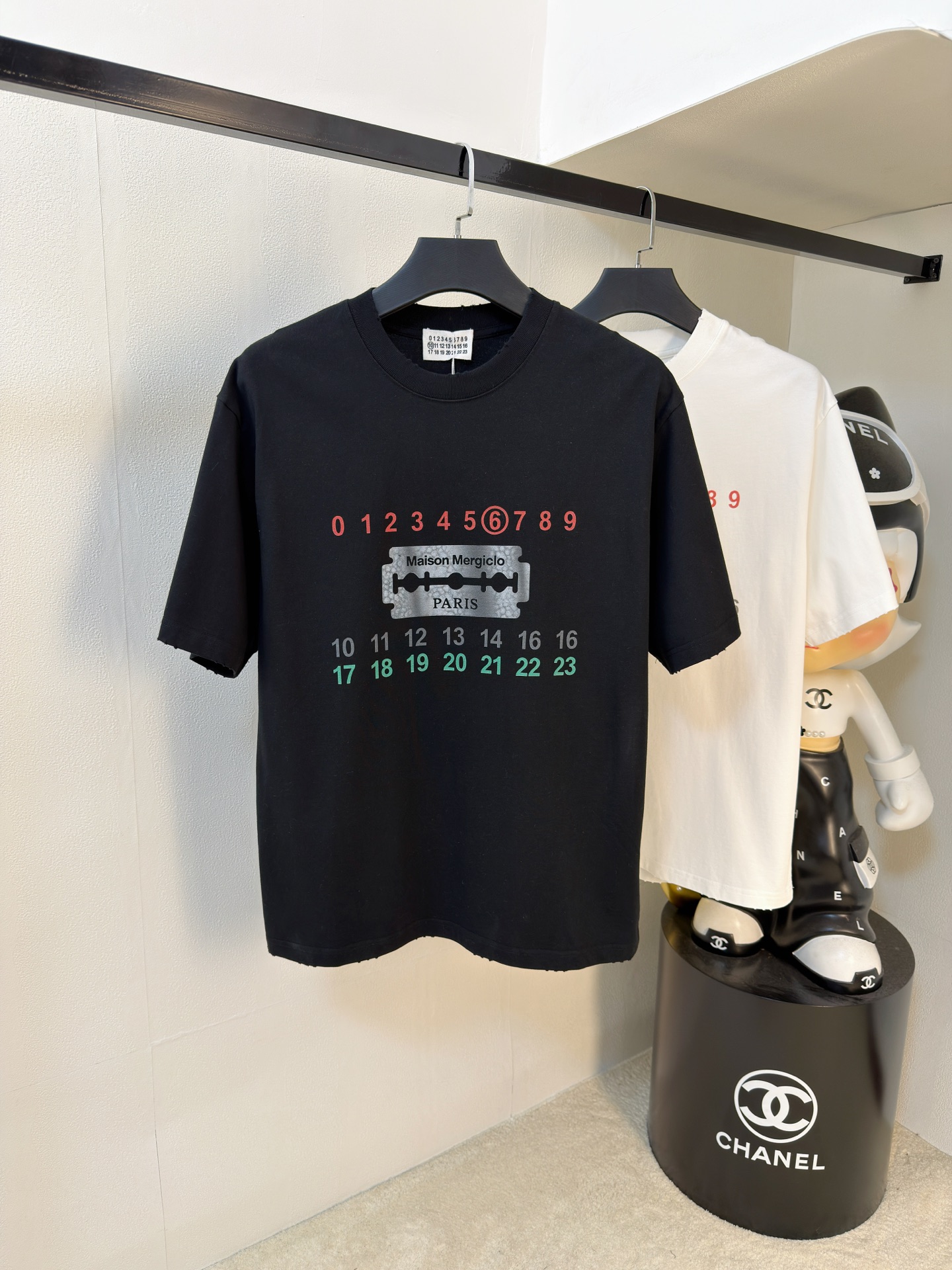 NO:936233,Margiela's 2026 new summer short-sleeved T-shirt, the exclusive first release of the personalized art series on the entire network. The versatile details are perfectly processed and the pure cotton fabric is very exquisite. The original fabric is the same high version of the Internet celebrity star. The high quality feels very comfortable, fashionable and personalized. It is a super versatile and good-looking one for men and women. The color code is S-XL, masion margiela, T-shirt, tees, t-shirt,19860909马吉拉2026夏季新款短袖T恤,个性艺术系列全网独家首发 百搭款细节处理完美纯棉面料十分精致 原版面料 网红明星同款高版本 高品质手感非常舒服 时尚又个性 超级百搭好看的一款男女同款颜色码数S-XL,,masion margiela,T-shirt,tees，t-shirt,,Men's clothing
