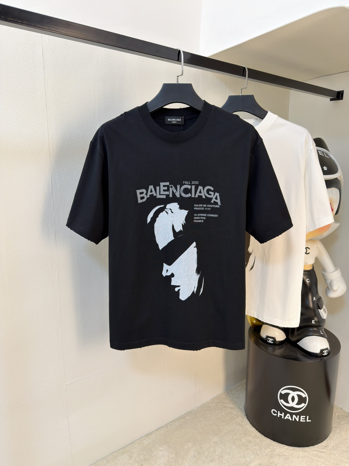 NO:936235,Balenciaga's 2026 new summer short-sleeved T-shirt, the exclusive debut of the personalized art series on the entire network. The versatile details are perfectly processed and the pure cotton fabric is very exquisite. The original fabric is the same high version as the Internet celebrity star. The high quality is very comfortable, fashionable and personalized. It is super versatile and good-looking. The color code is S-XL, balenciaga, T-shirt, tees, t-shirt,19860909巴黎世家2026夏季新款短袖T恤,个性艺术系列全网独家首发 百搭款细节处理完美纯棉面料十分精致 原版面料 网红明星同款高版本 高品质手感非常舒服 时尚又个性 超级百搭好看的一款男女同款颜色码数S-XL,,balenciaga,T-shirt,tees，t-shirt,,Men's clothing