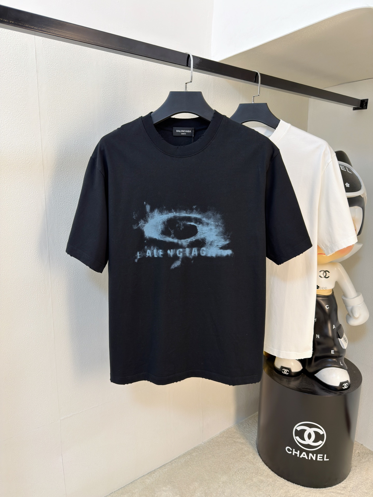 NO:936256,Balenciaga's 2026 new summer short-sleeved T-shirt, the exclusive debut of the personalized art series on the entire network. The versatile details are perfectly processed and the pure cotton fabric is very exquisite. The original fabric is the same high version as the Internet celebrity star. The high quality is very comfortable, fashionable and personalized. It is super versatile and good-looking. The color code is S-XL, balenciaga, T-shirt, tees, t-shirt,19860909巴黎世家2026夏季新款短袖T恤,个性艺术系列全网独家首发 百搭款细节处理完美纯棉面料十分精致 原版面料 网红明星同款高版本 高品质手感非常舒服 时尚又个性 超级百搭好看的一款男女同款颜色码数S-XL,,balenciaga,T-shirt,tees，t-shirt,,Men's clothing