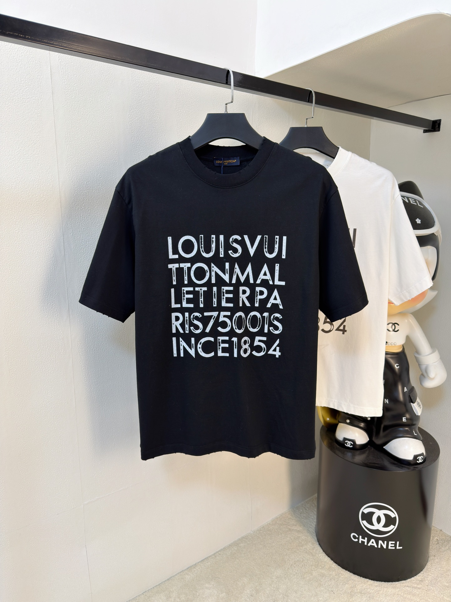 NO:936239,LV2026 new summer short-sleeved T-shirt, the exclusive first release of the personalized art series on the entire network. The versatile details are perfectly processed and the pure cotton fabric is very exquisite. The original fabric is the same high version as the Internet celebrity star. The high-quality feel is very comfortable, fashionable and personalized. It is super versatile and good-looking for men and women. The color code is S-XL, Louis Vuitton, T-shirt, tees, t-shirt,19860909LV2026夏季新款短袖T恤,个性艺术系列全网独家首发 百搭款细节处理完美纯棉面料十分精致 原版面料 网红明星同款高版本 高品质手感非常舒服 时尚又个性 超级百搭好看的一款男女同款颜色码数S-XL,,louis vuitton,T-shirt,tees，t-shirt,,Men's clothing