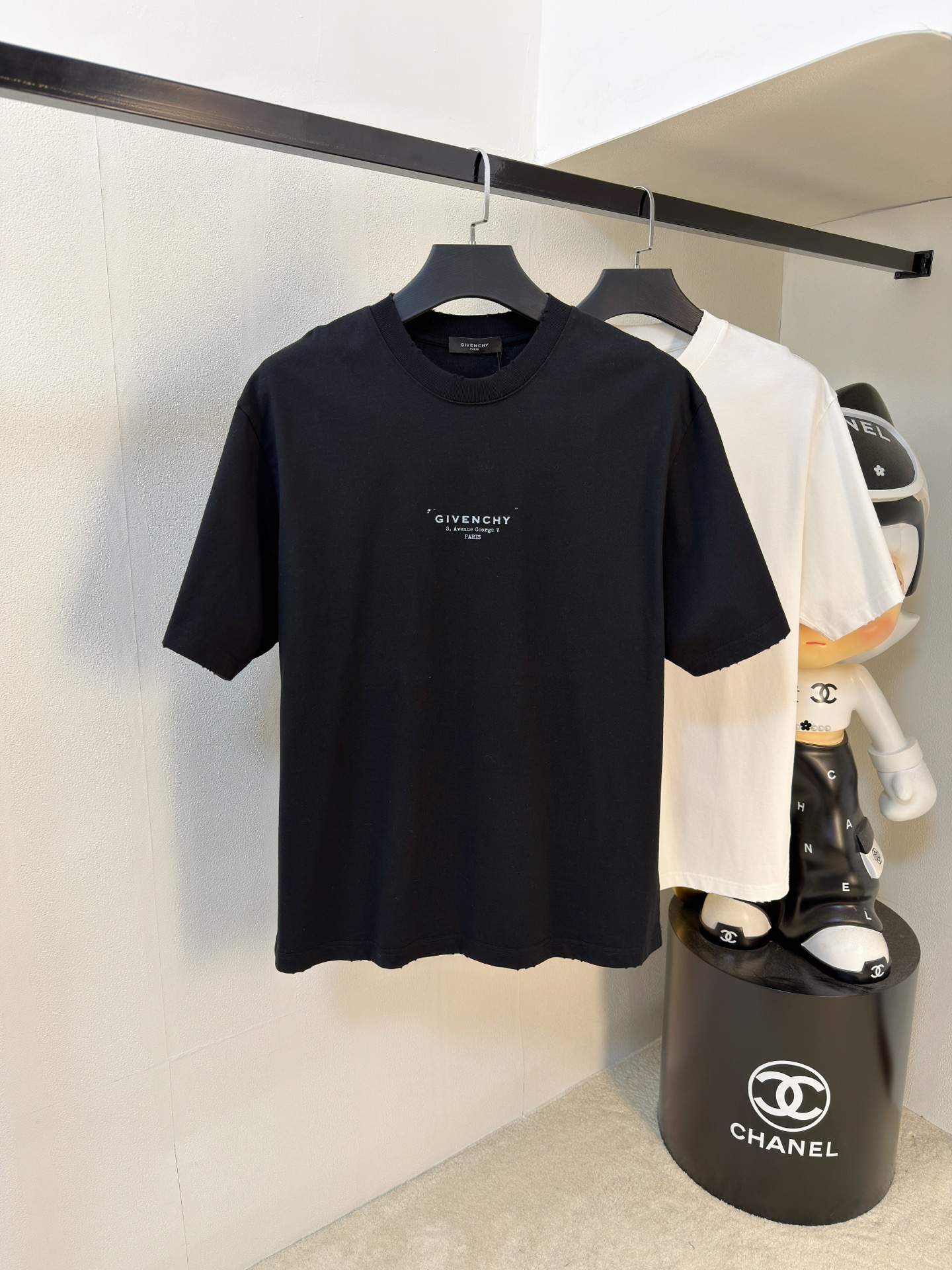 NO:936241,Givenchy's 2026 new summer short-sleeved T-shirt, the exclusive first release of the personalized art series on the entire network. The versatile details are perfectly processed and the pure cotton fabric is very exquisite. The original fabric is the same high version as the Internet celebrity star. The high quality is very comfortable, fashionable and personalized. It is super versatile and good-looking. The color code is S-XL, givenchy, T-shirt, tees, t-shirt,19860909纪梵希2026夏季新款短袖T恤,个性艺术系列全网独家首发 百搭款细节处理完美纯棉面料十分精致 原版面料 网红明星同款高版本 高品质手感非常舒服 时尚又个性 超级百搭好看的一款男女同款颜色码数S-XL,,givenchy,T-shirt,tees，t-shirt,,Men's clothing