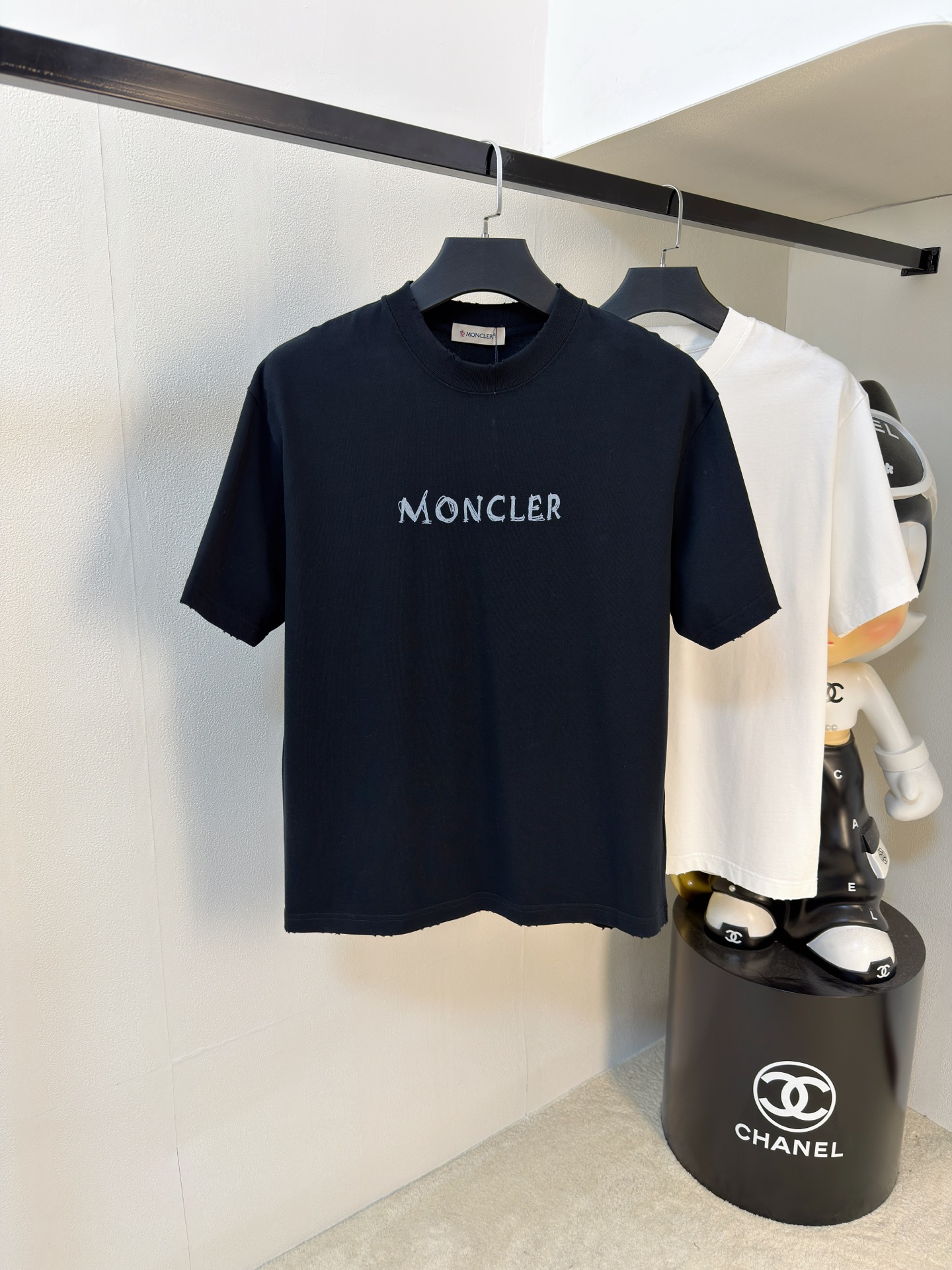 NO:936243,Mengkou 2026 new summer short-sleeved T-shirt, the exclusive debut of the personalized art series on the entire network. The versatile details are perfectly processed and the pure cotton fabric is very exquisite. The original fabric is the same high version of the Internet celebrity star. The high quality is very comfortable, fashionable and personalized. It is super versatile and good-looking for men and women. The color code is S-XL, Moncler, T-shirt, tees, t-shirt,19860909蒙口2026夏季新款短袖T恤,个性艺术系列全网独家首发 百搭款细节处理完美纯棉面料十分精致 原版面料 网红明星同款高版本 高品质手感非常舒服 时尚又个性 超级百搭好看的一款男女同款颜色码数S-XL,,Moncler,T-shirt,tees，t-shirt,,Men's clothing
