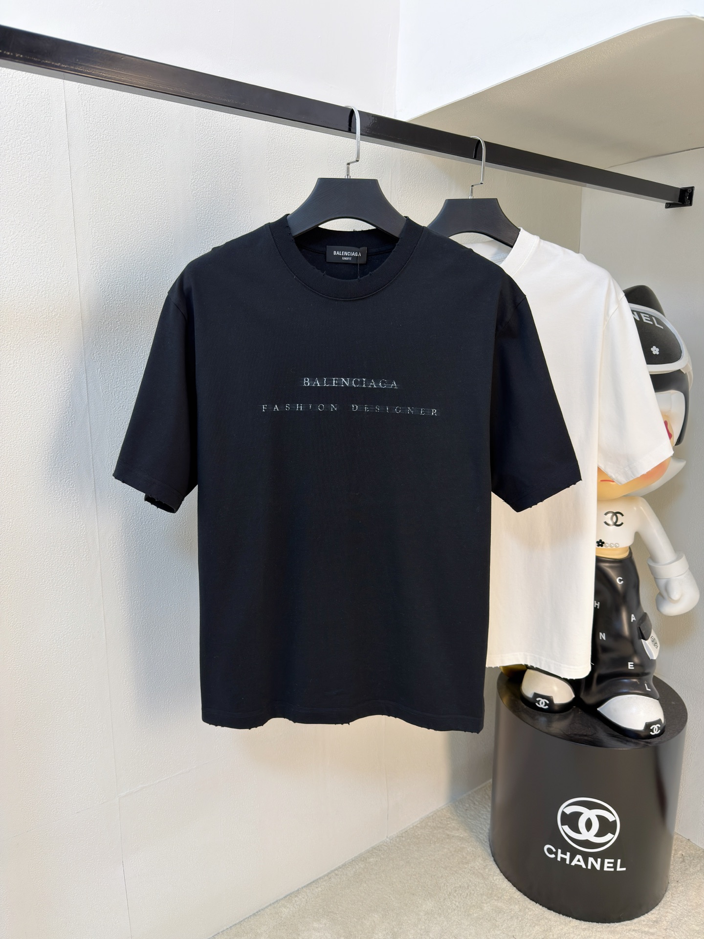 NO:936245,Balenciaga's 2026 new summer short-sleeved T-shirt, the exclusive debut of the personalized art series on the entire network. The versatile details are perfectly processed and the pure cotton fabric is very exquisite. The original fabric is the same high version as the Internet celebrity star. The high quality is very comfortable, fashionable and personalized. It is super versatile and good-looking. The color code is S-XL, balenciaga, T-shirt, tees, t-shirt,19860909巴黎世家2026夏季新款短袖T恤,个性艺术系列全网独家首发 百搭款细节处理完美纯棉面料十分精致 原版面料 网红明星同款高版本 高品质手感非常舒服 时尚又个性 超级百搭好看的一款男女同款颜色码数S-XL,,balenciaga,T-shirt,tees，t-shirt,,Men's clothing