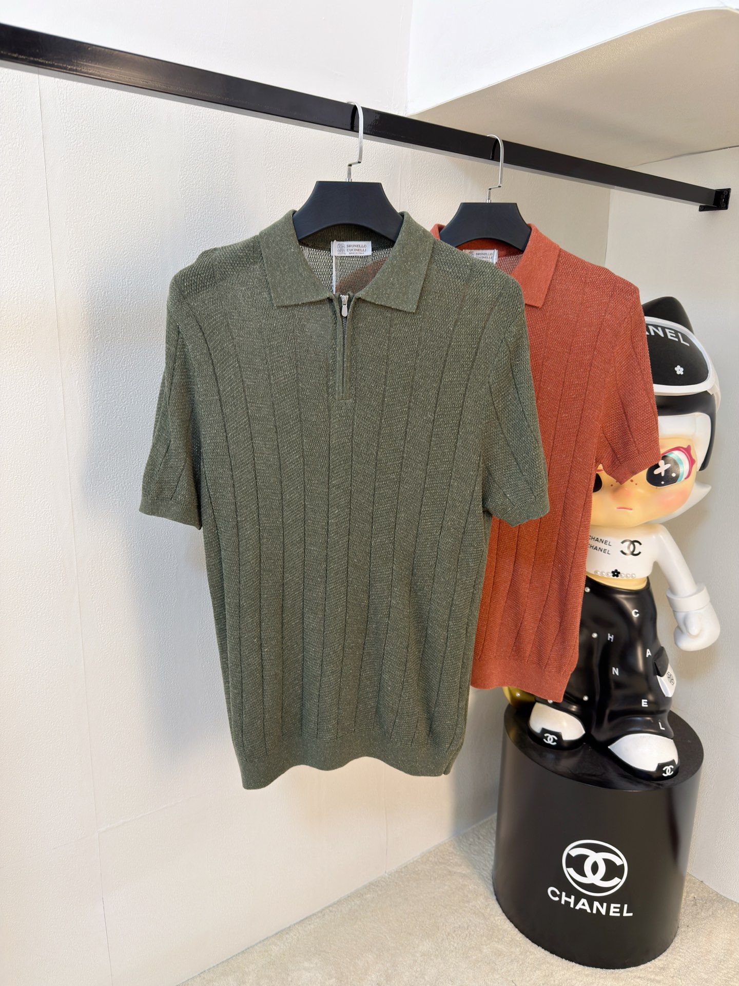 NO:936228,Bruti's 2026 spring and summer new men's top short-sleeved T-shirt polo brand's latest design elements!  It’s neither monotonous nor complicated, just the right amount to show off your taste!  Customized Yilite top original exclusive fabrics for customers!  Breathability, comfort and breathability are not a problem at all, and the unique luxury feel of the fabric presents a simple and elegant temperament!  The matching design has the brand’s unique style charm!  Standard cut design!  Every detail is in sync with high-end fashion. Sizes: M-3XL multi-color, T-shirt, tees, t-shirt,19860909布鲁提2026春夏新款男士顶级短袖T恤polo品牌最新设计元素！既不单调也不复杂,恰到好处的展现品味！客供定制伊力特顶级原版专属面料！透气舒适透气根本不在话下,面料独具的高奢感呈现简约优雅气质！搭配设计极具品牌独特风格魅力！标准裁剪设计！每一处细节都是与高端时尚同步的体现.尺码:M-3XL 多色,,T-shirt,tees，t-shirt,,Men's clothing