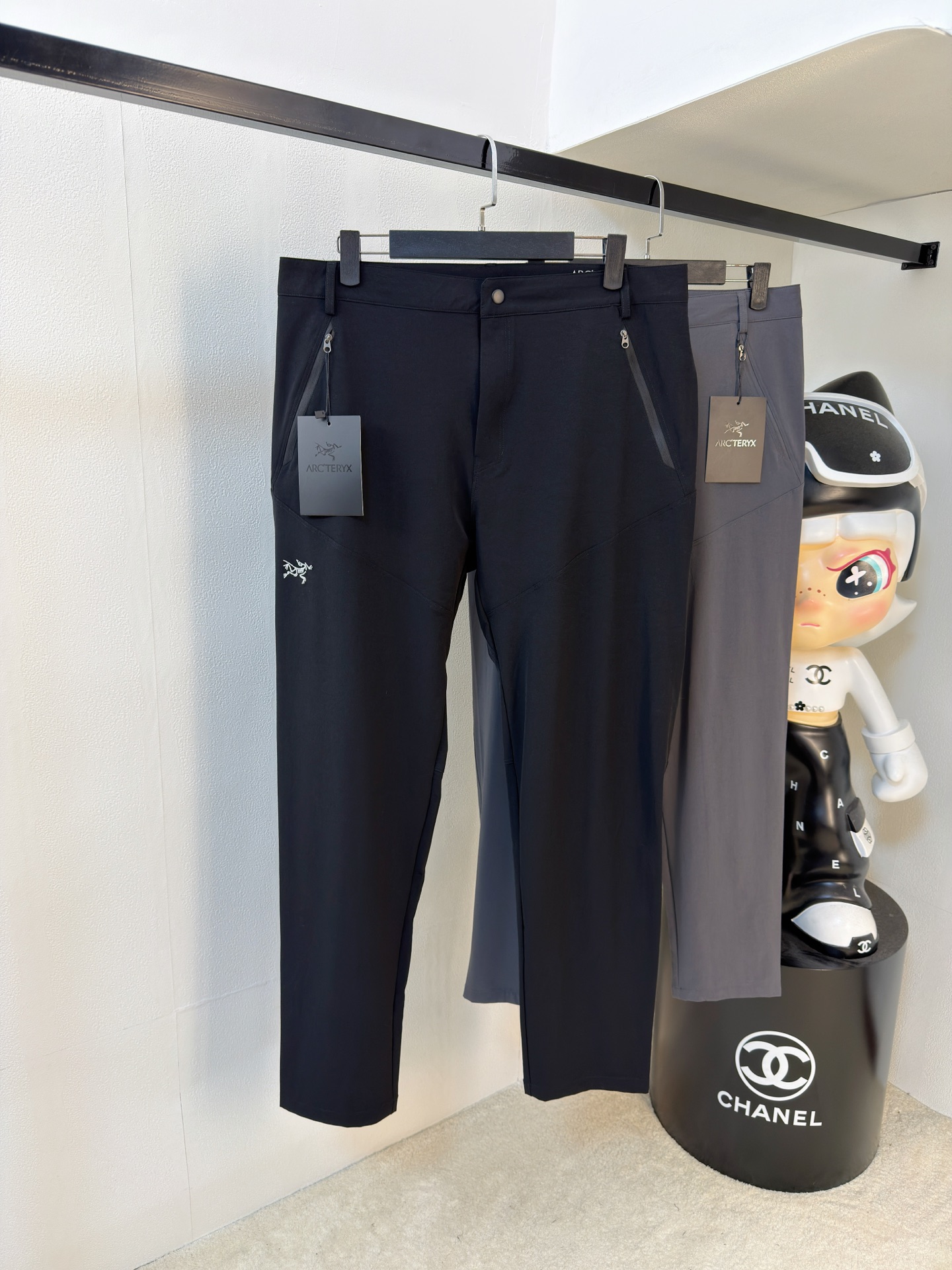 NO:936234,Arc'teryx 2026 spring and summer [new product] new casual pants with iconic brand logo embroidered on the body, customized brand-engraved hardware accessories to highlight the brand style, carefully crafted from imported fabrics, soft, comfortable and breathable, fashionable and casual items, versatile and good-looking. Sizes: M-4XL, arc'teryx,19860909始祖鸟2026春夏【新品】新款休闲裤身上刺绣标志性品牌标识,客供定制品牌刻印五金配件,彰显品牌格调,进口面料精心打造,柔软舒适透气,时尚休闲单品,百搭好看.尺码:M-4XL,arc'teryx,,Men's clothing