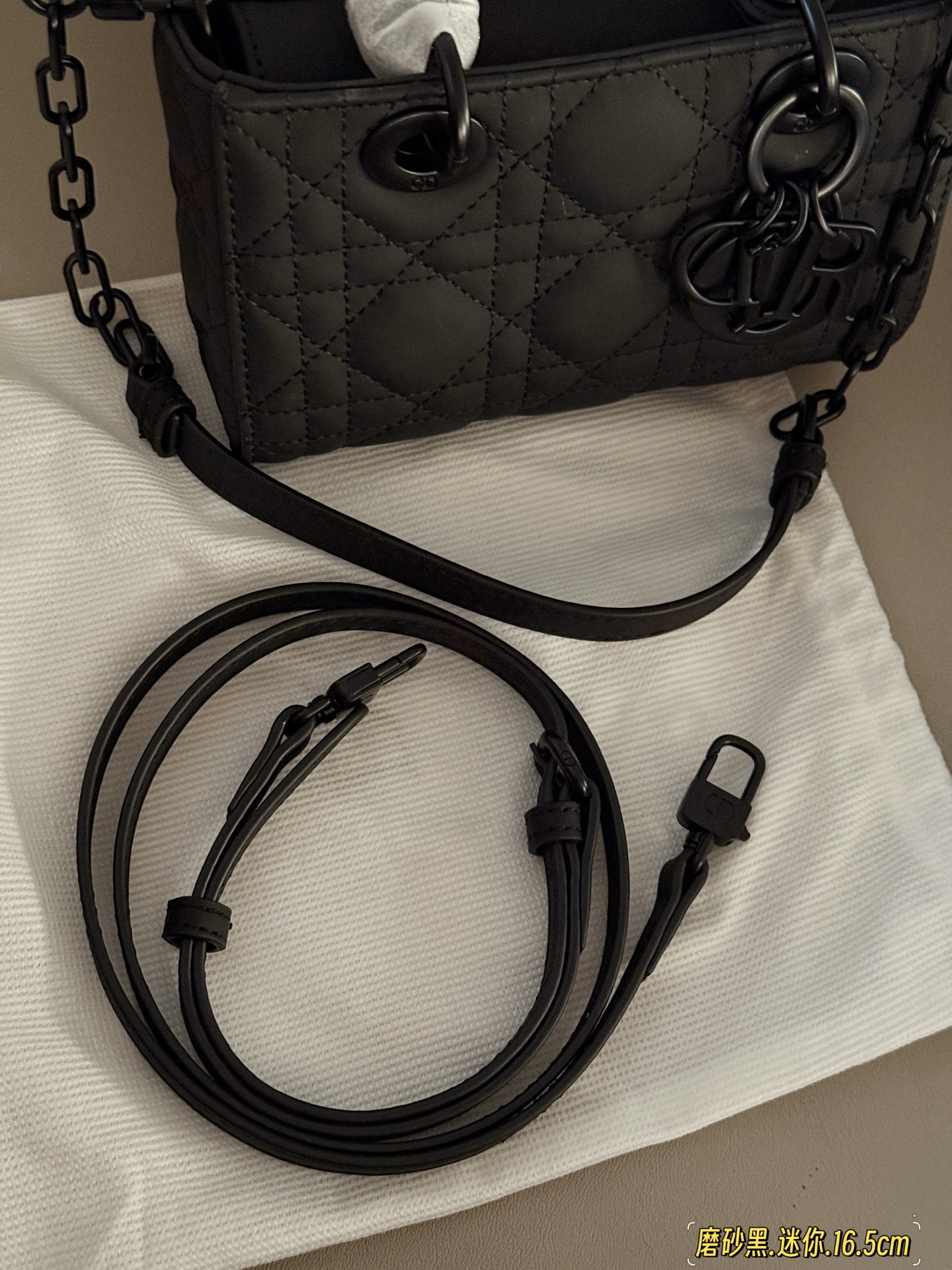 Bolso Lady Dior Mini de Piel de Cordero Negra con Acabado Mate 8 i1748394141188 5670 0 6
